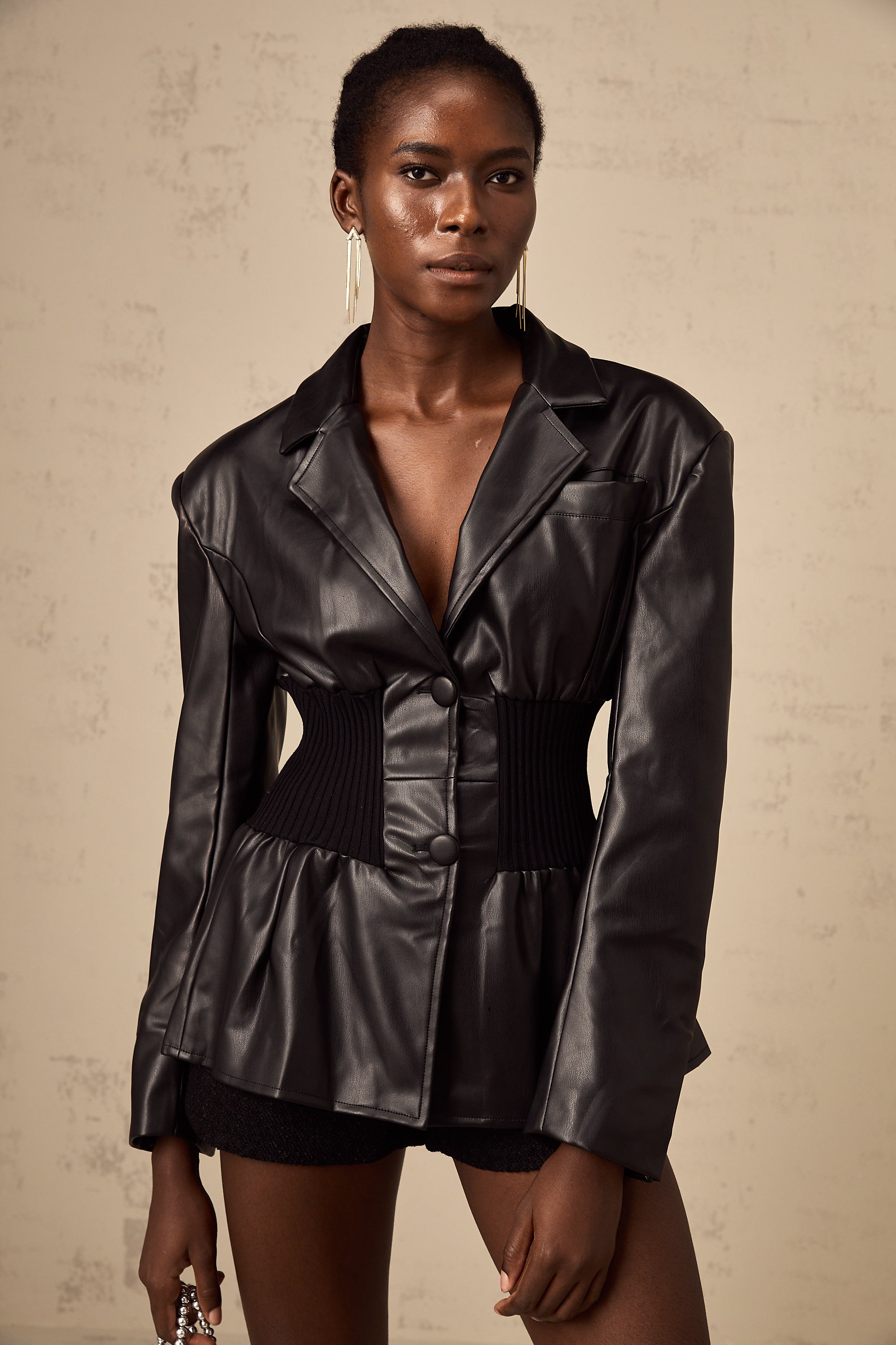 سترة جلدية سوداء من ميرلا