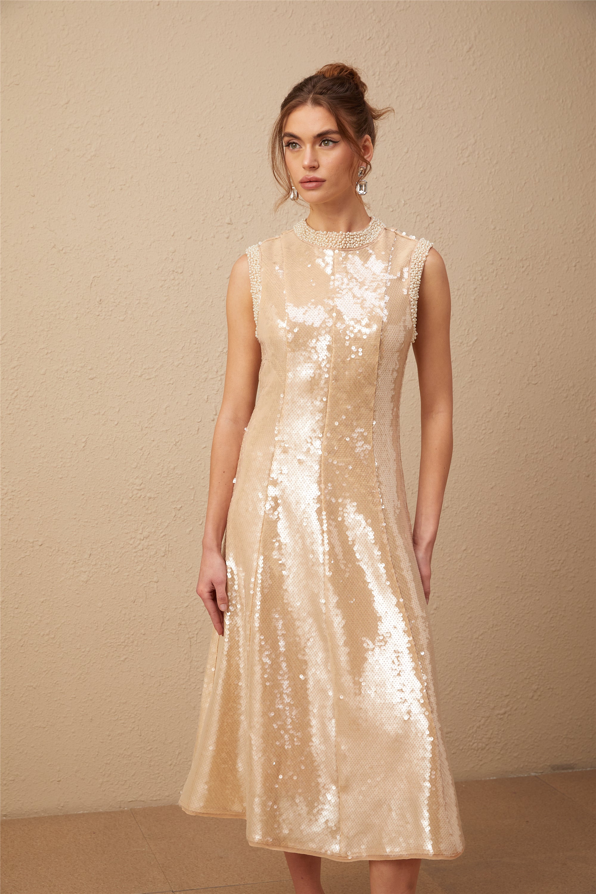 فستان أورنيلا متوسط الطول مزين باللؤلؤ الصناعي