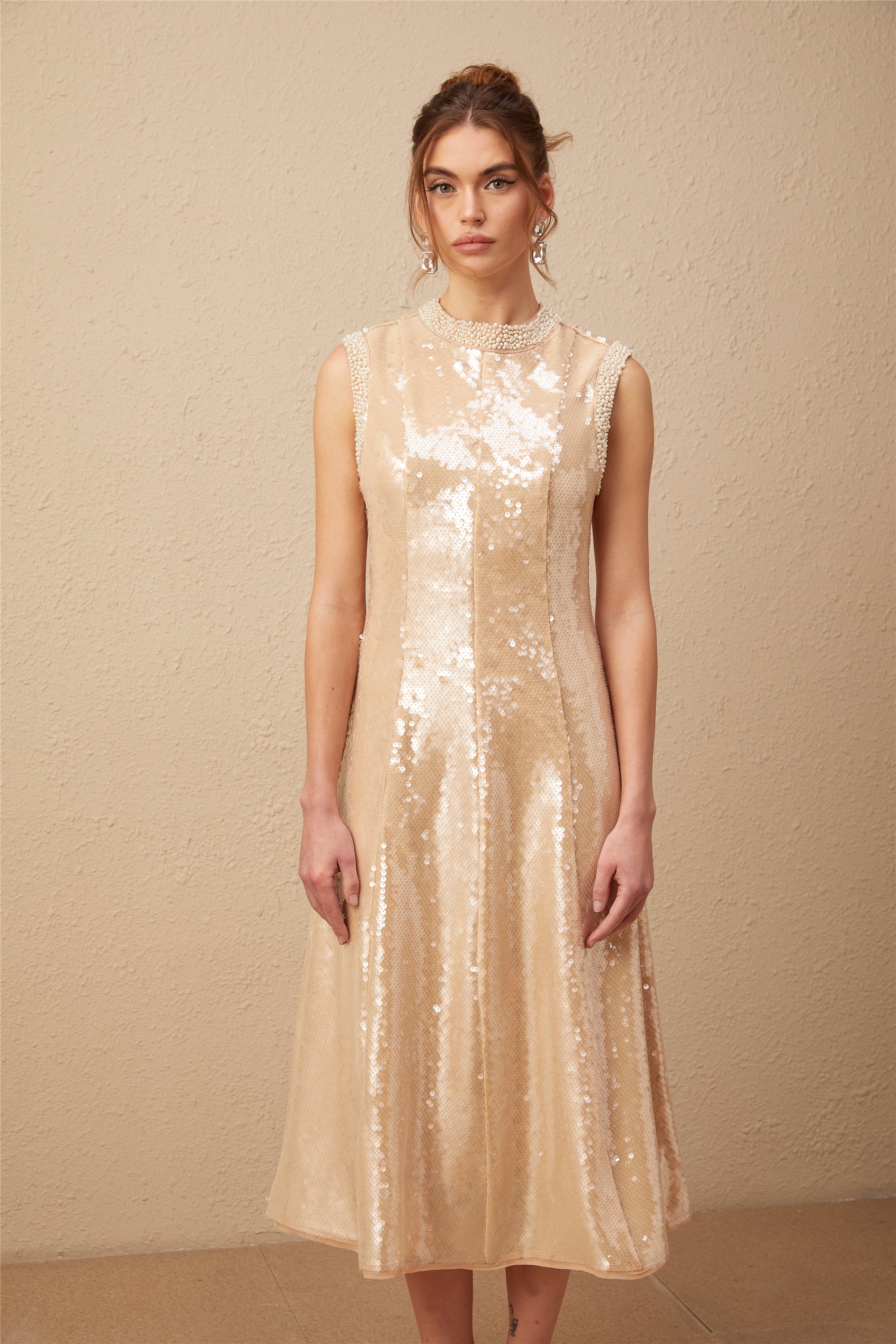 فستان أورنيلا متوسط الطول مزين باللؤلؤ الصناعي