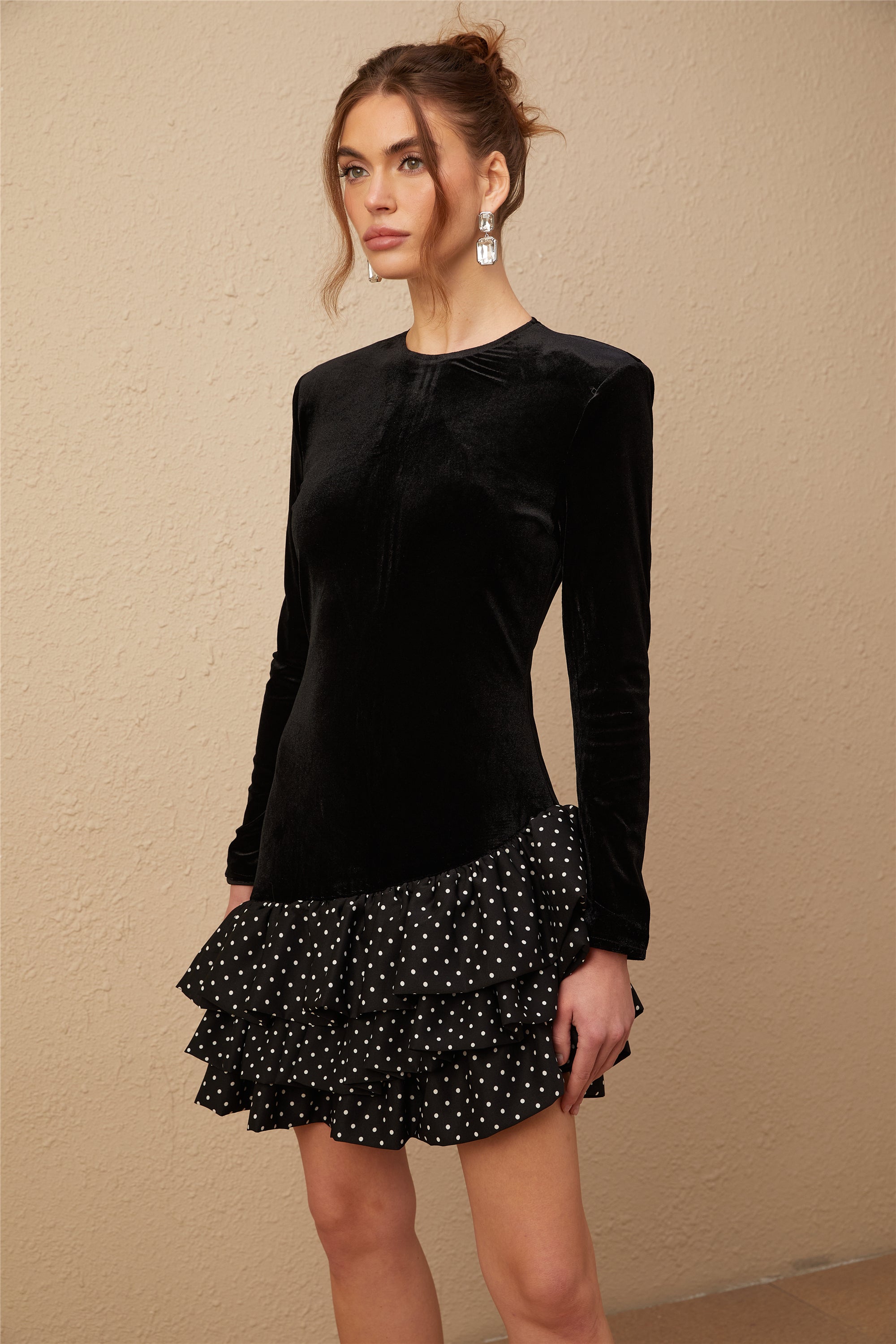 فستان Lucrezia قصير من المخمل بطبعة نقاط سوداء مع كشكشة