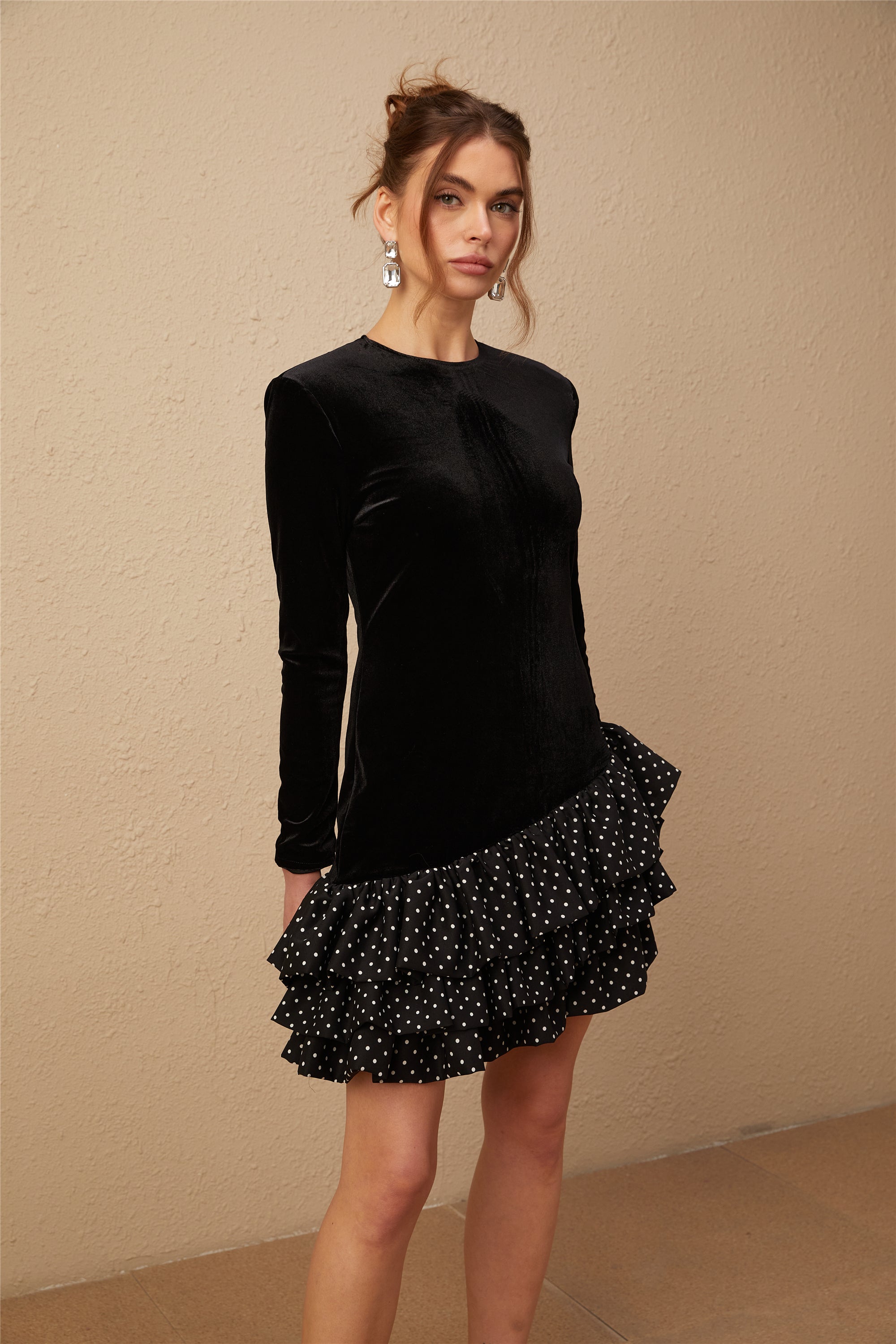 فستان Lucrezia قصير من المخمل بطبعة نقاط سوداء مع كشكشة