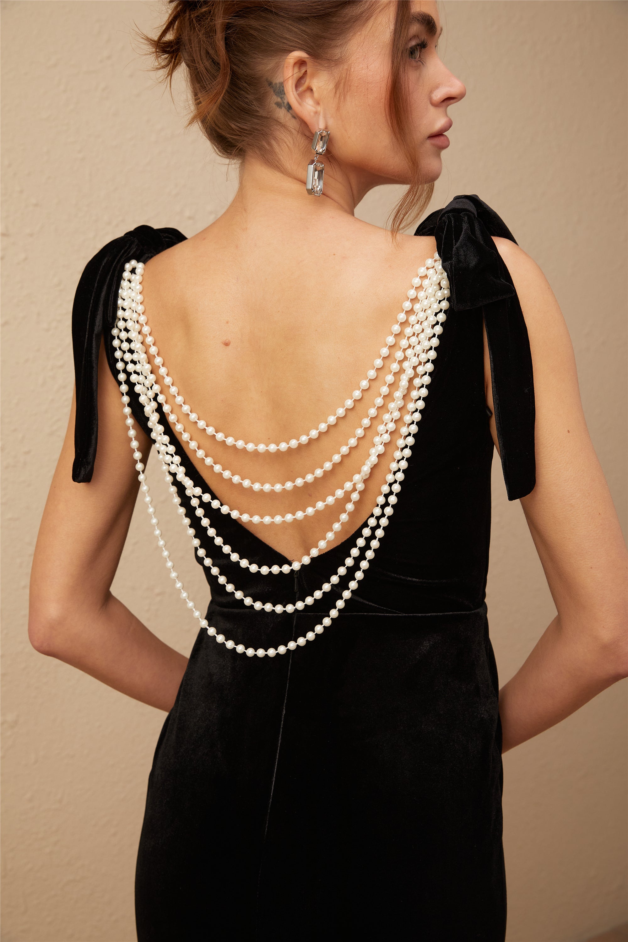 فستان ماكسي مفتوح الظهر من المخمل مزين بأودري