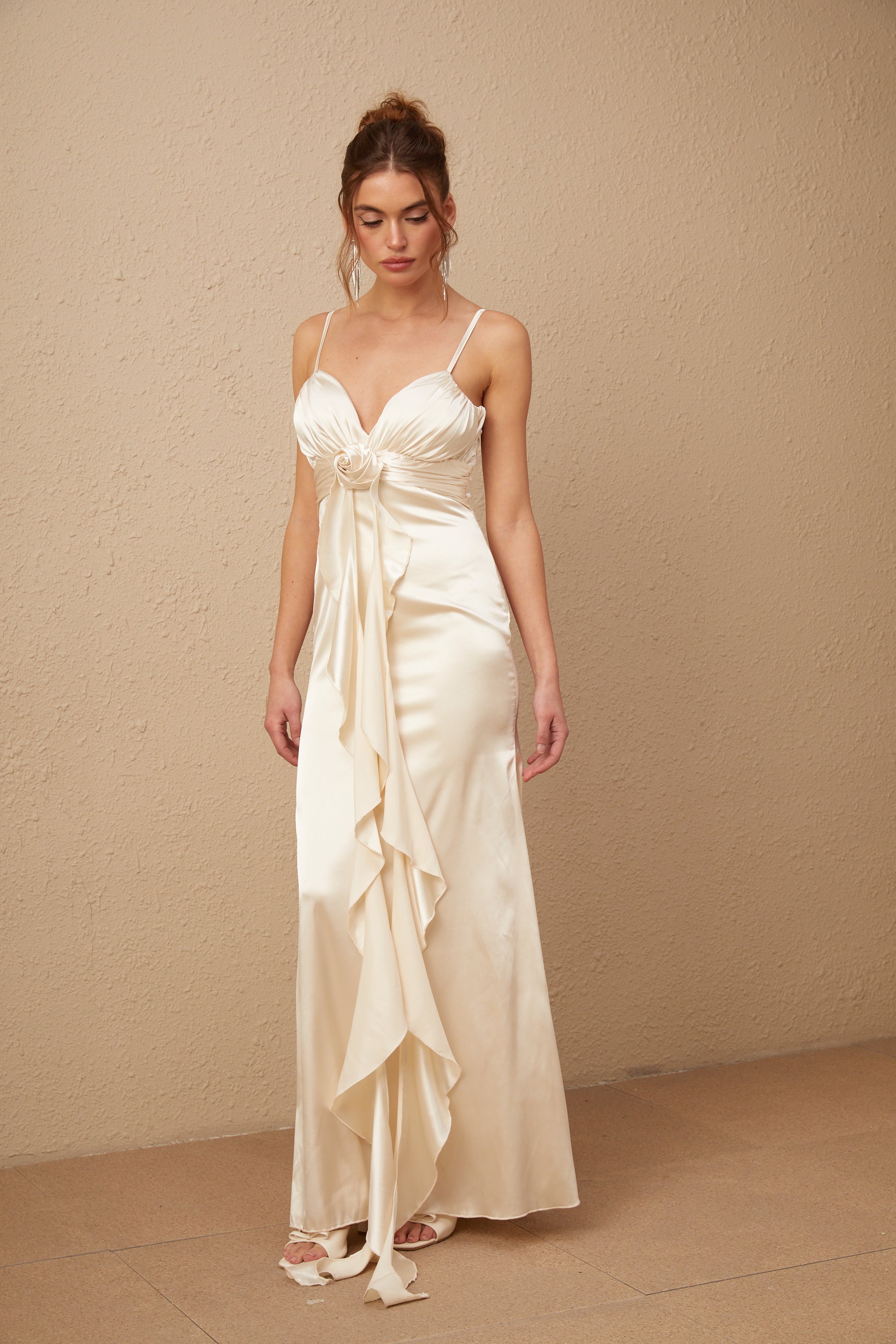 Maxikleid aus Satin mit Korsett und Blumenapplikation von Filomena