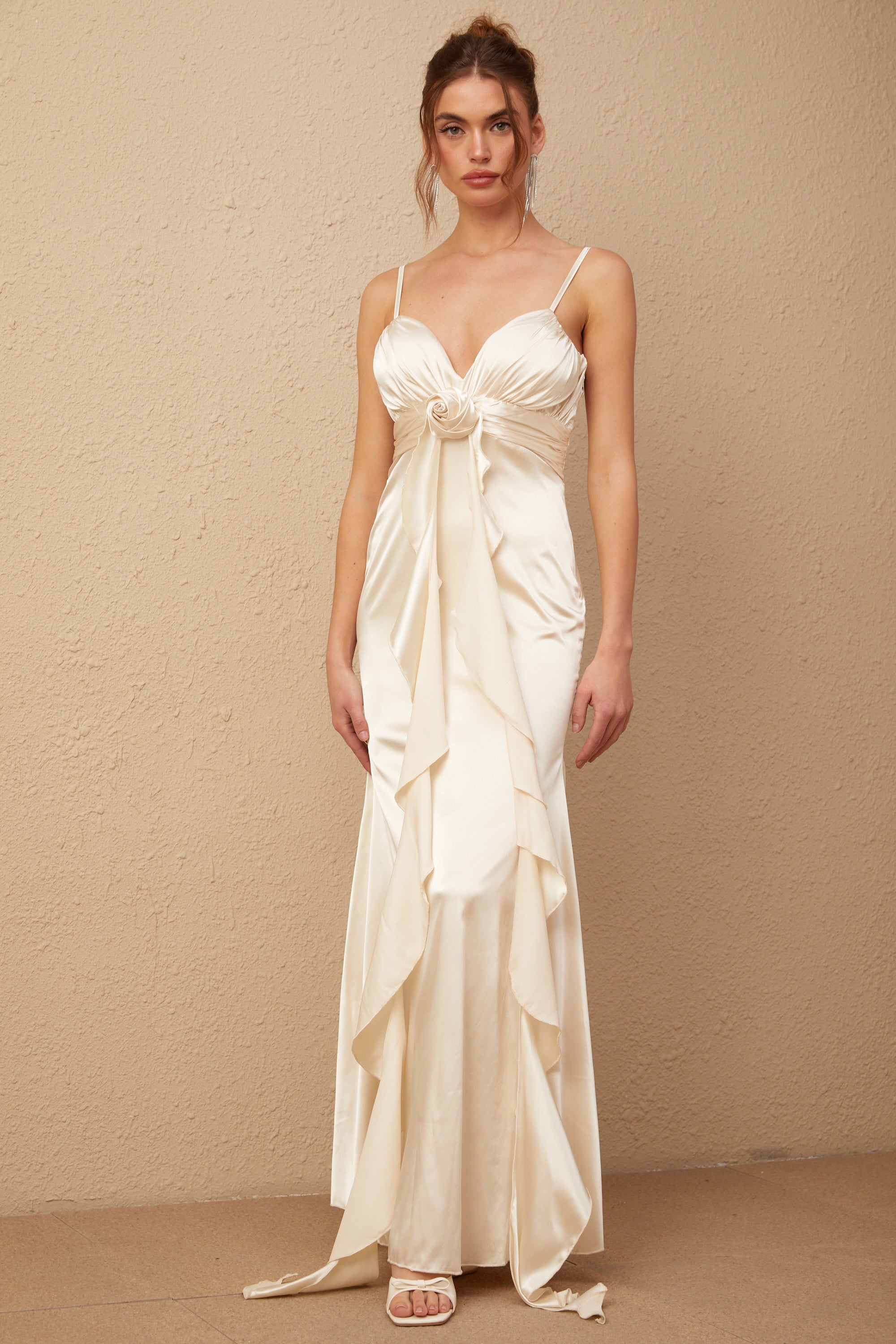 Maxikleid aus Satin mit Korsett und Blumenapplikation von Filomena