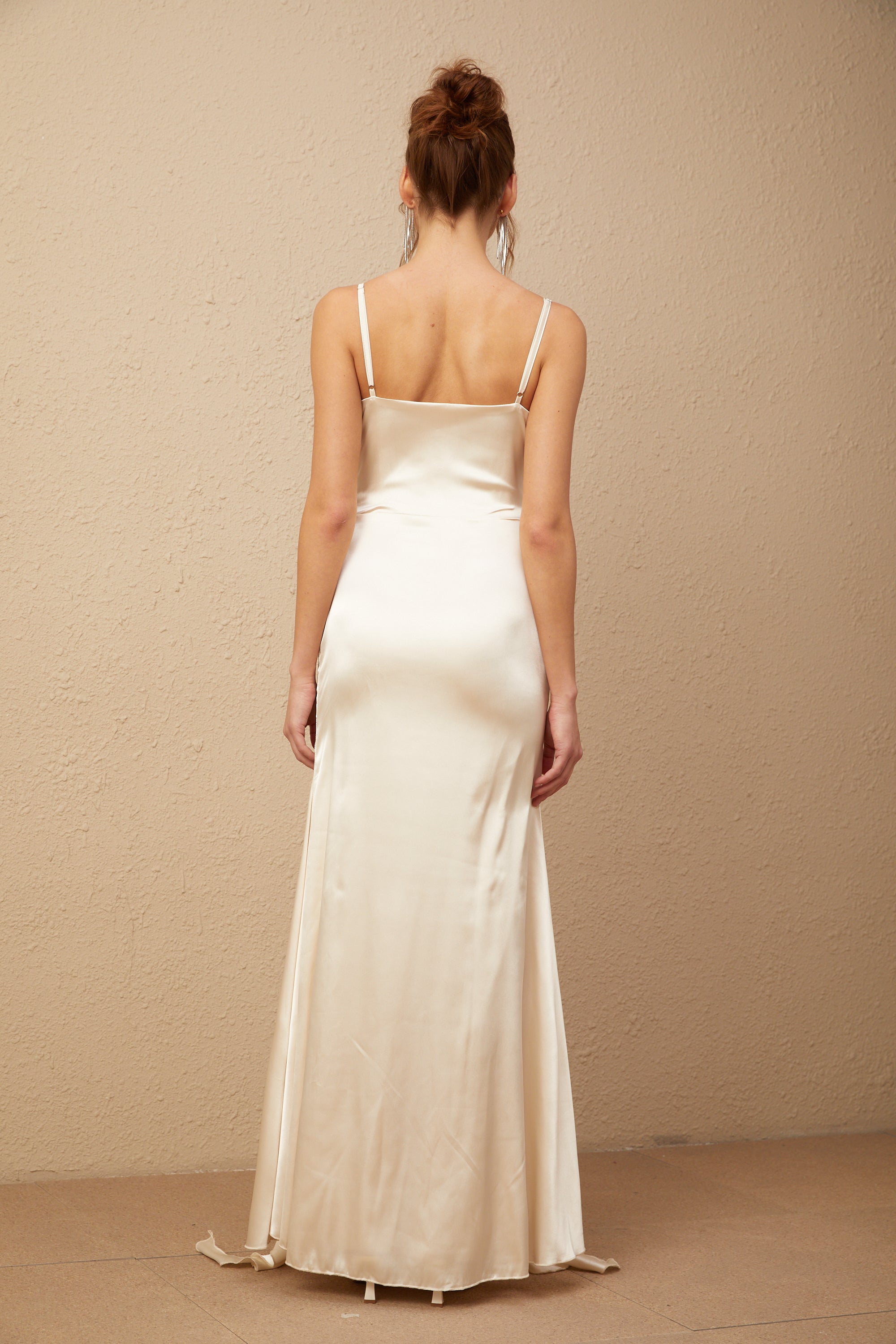 Maxikleid aus Satin mit Korsett und Blumenapplikation von Filomena