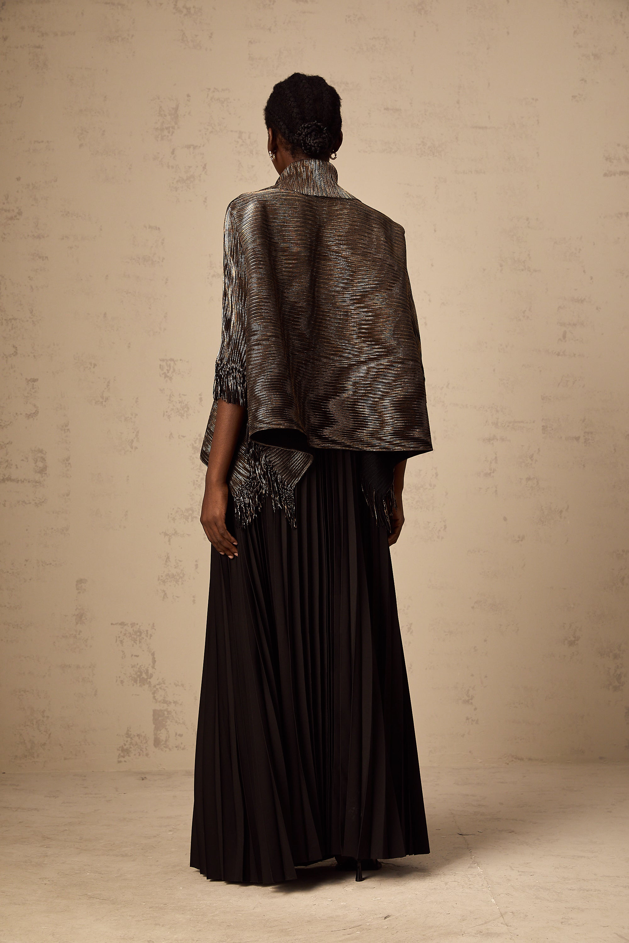 طقم دكستارد مكون من بلوزة وتنورة متطابقة باللون الأسود المذهب