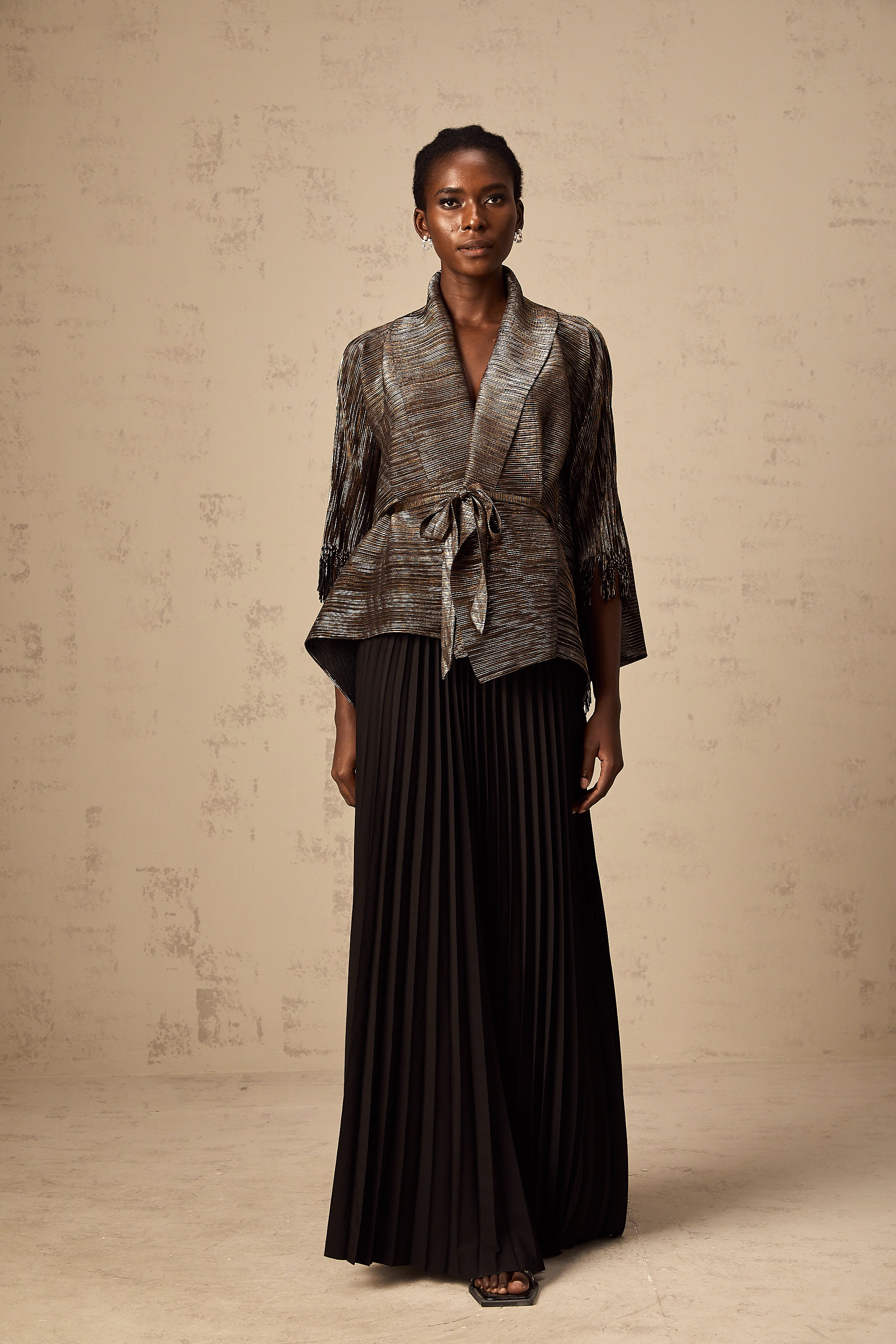 طقم دكستارد مكون من بلوزة وتنورة متطابقة باللون الأسود المذهب