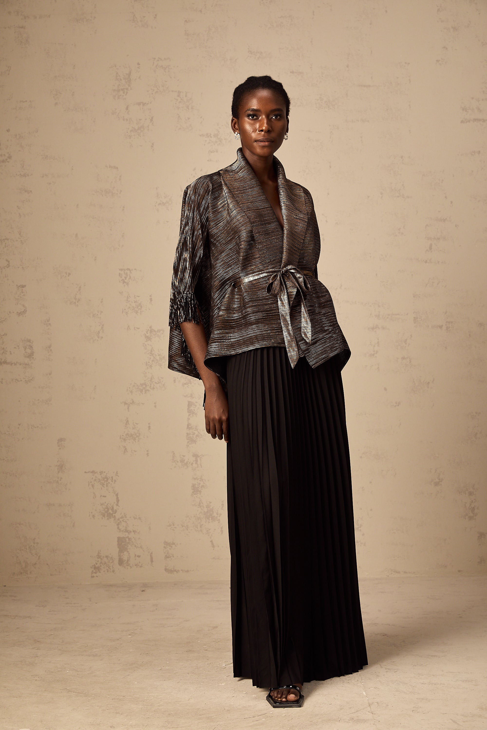 طقم دكستارد مكون من بلوزة وتنورة متطابقة باللون الأسود المذهب