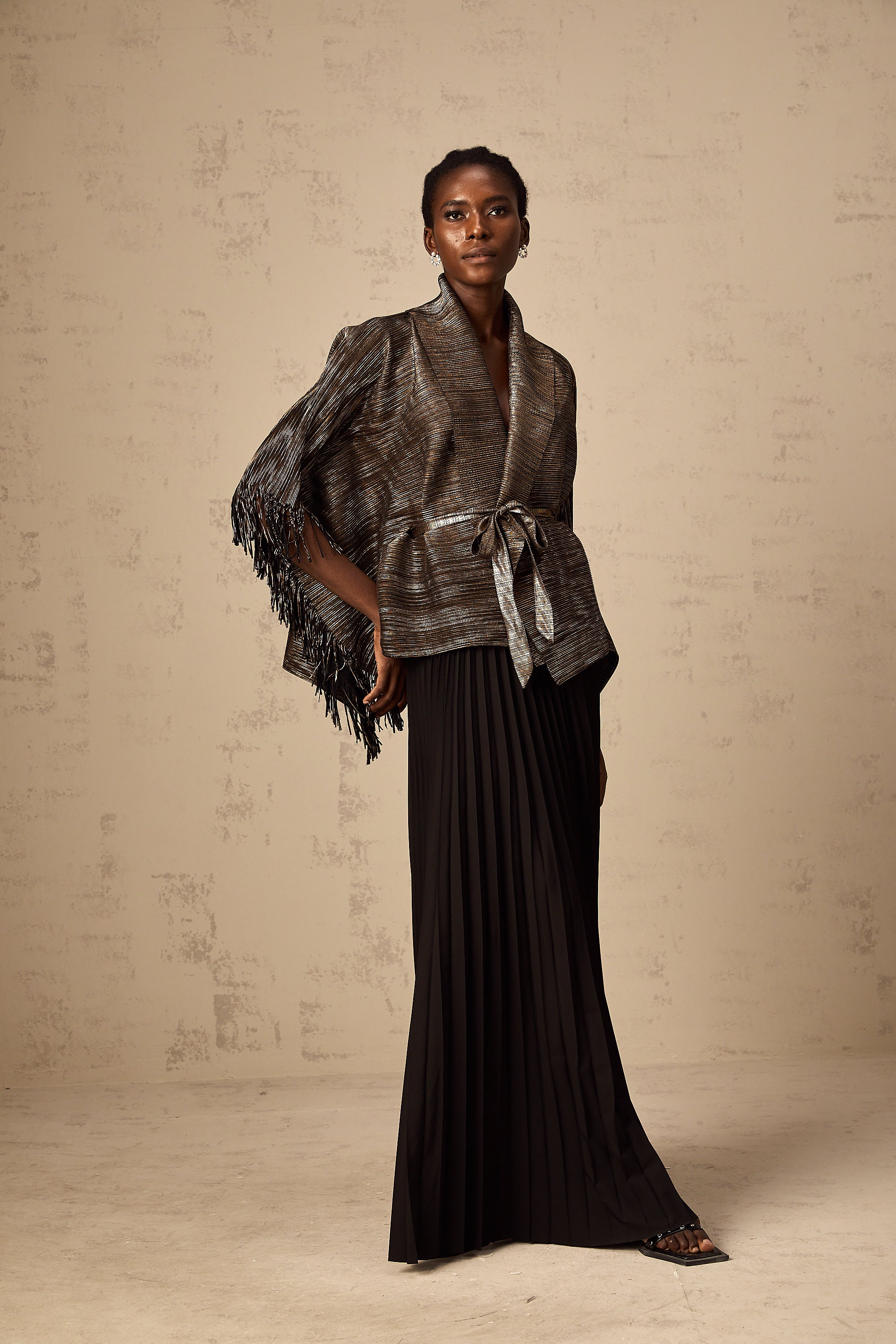 طقم دكستارد مكون من بلوزة وتنورة متطابقة باللون الأسود المذهب