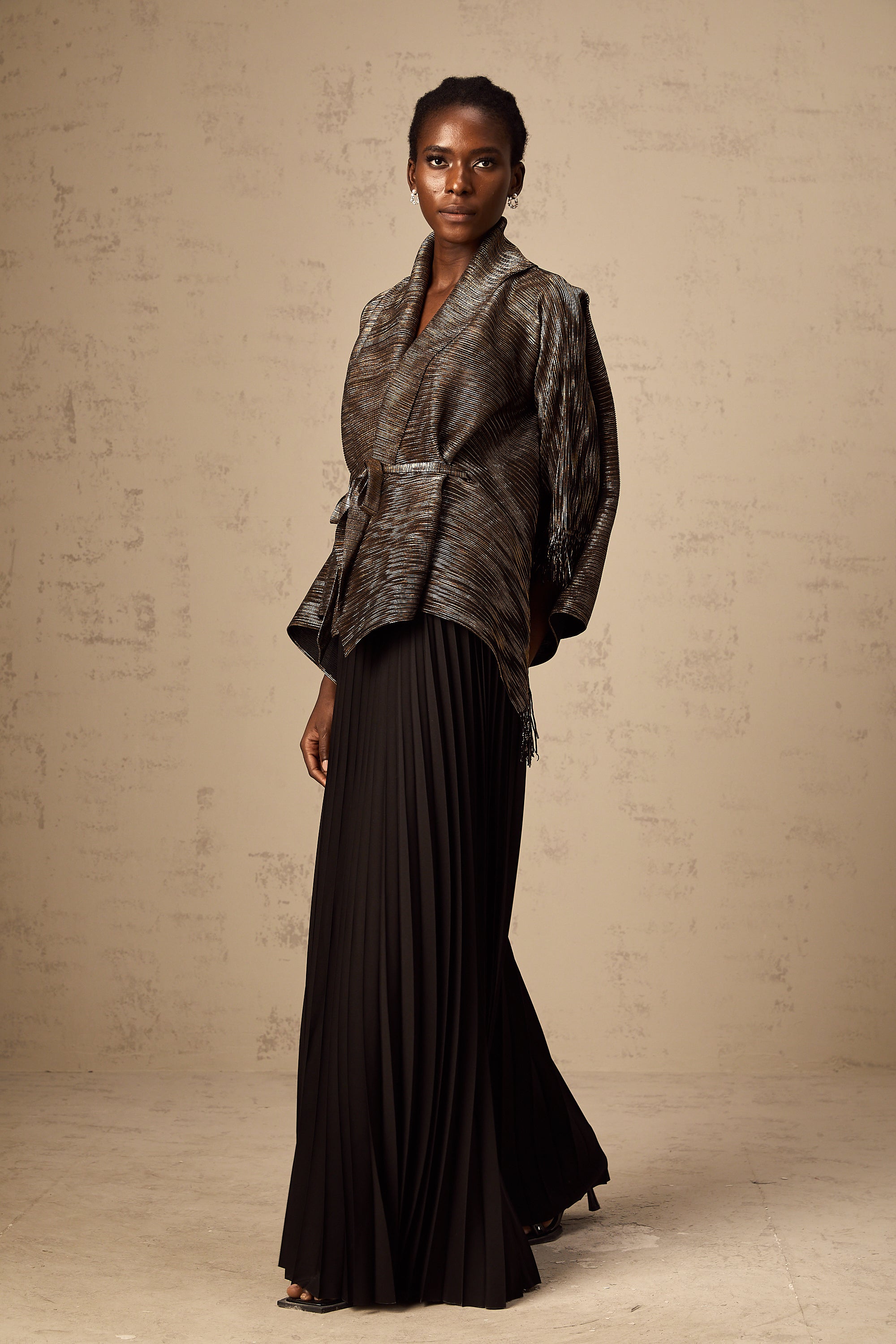 طقم دكستارد مكون من بلوزة وتنورة متطابقة باللون الأسود المذهب