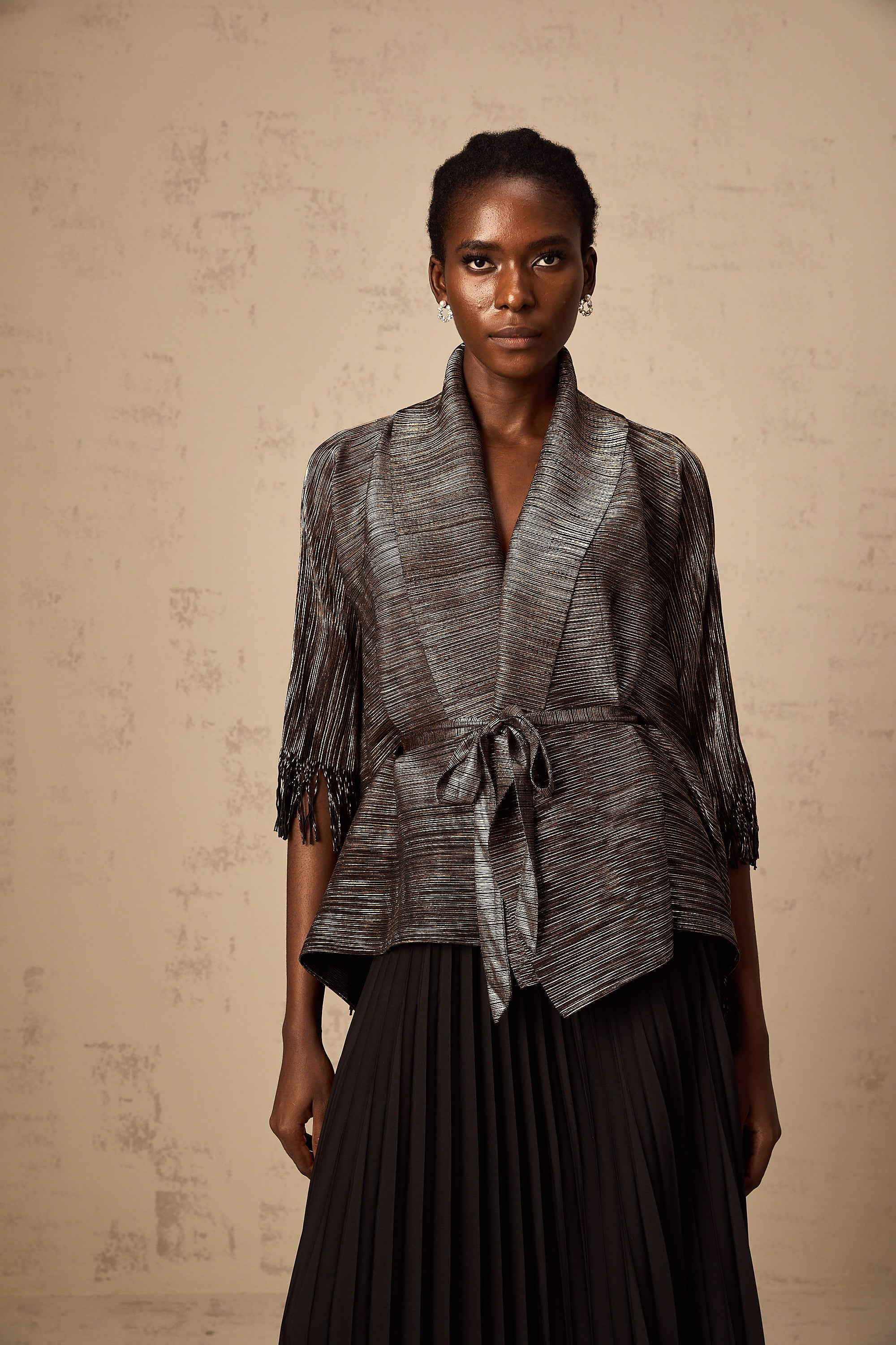 طقم دكستارد مكون من بلوزة وتنورة متطابقة باللون الأسود المذهب