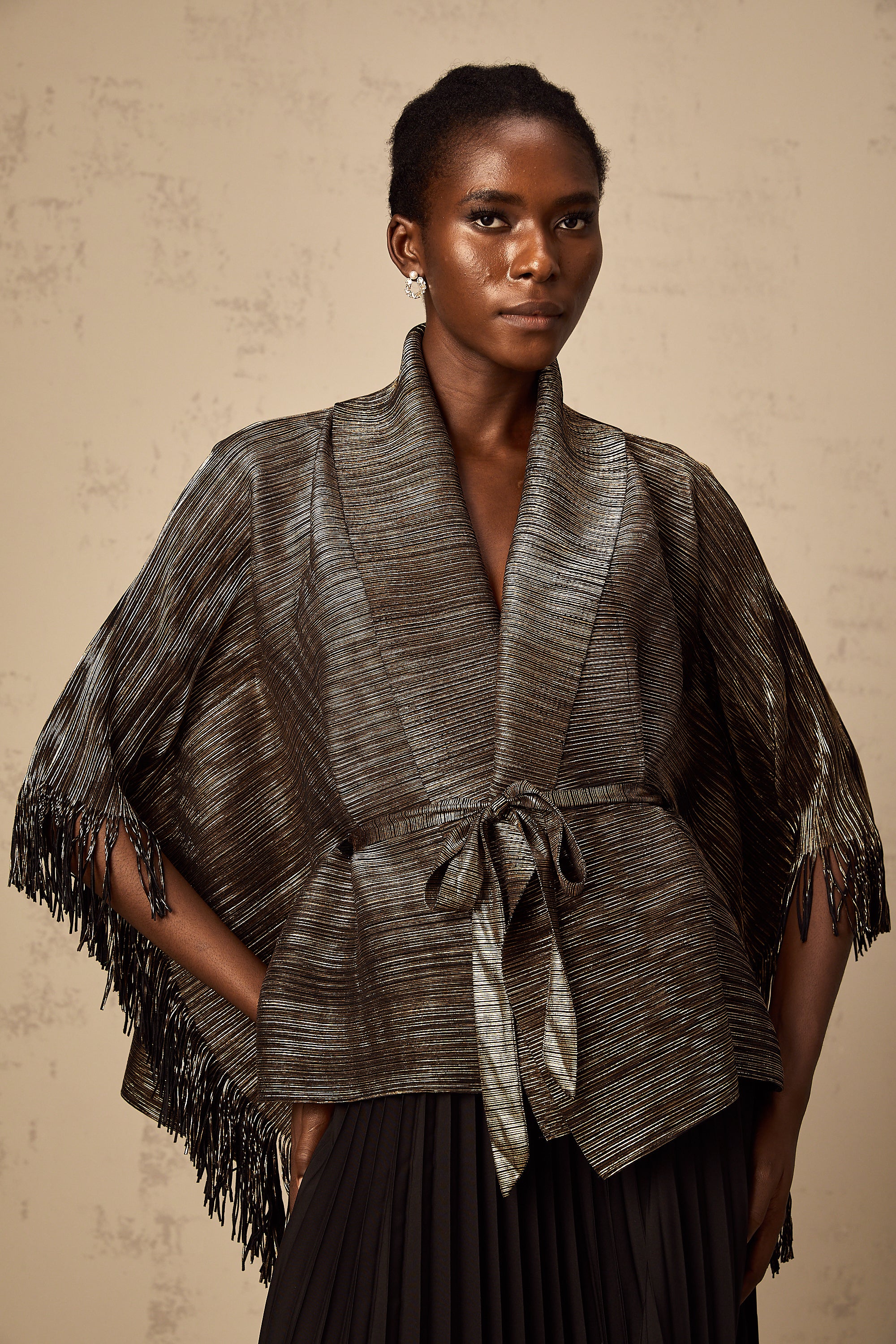 طقم دكستارد مكون من بلوزة وتنورة متطابقة باللون الأسود المذهب