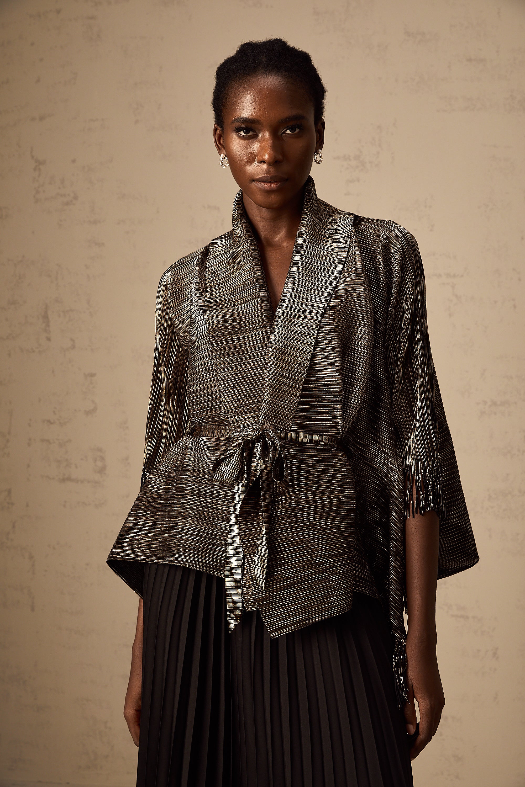 طقم دكستارد مكون من بلوزة وتنورة متطابقة باللون الأسود المذهب