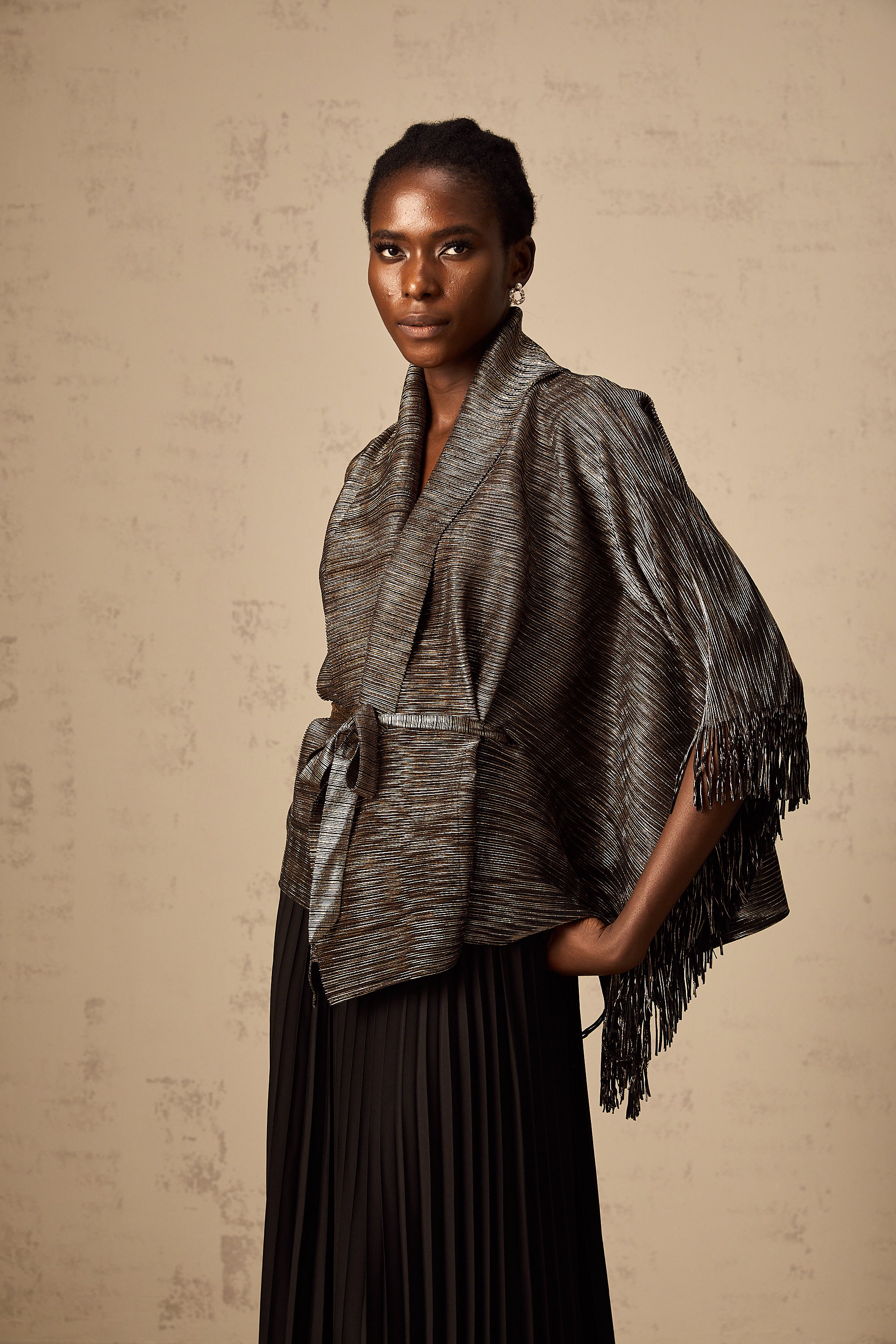 طقم دكستارد مكون من بلوزة وتنورة متطابقة باللون الأسود المذهب