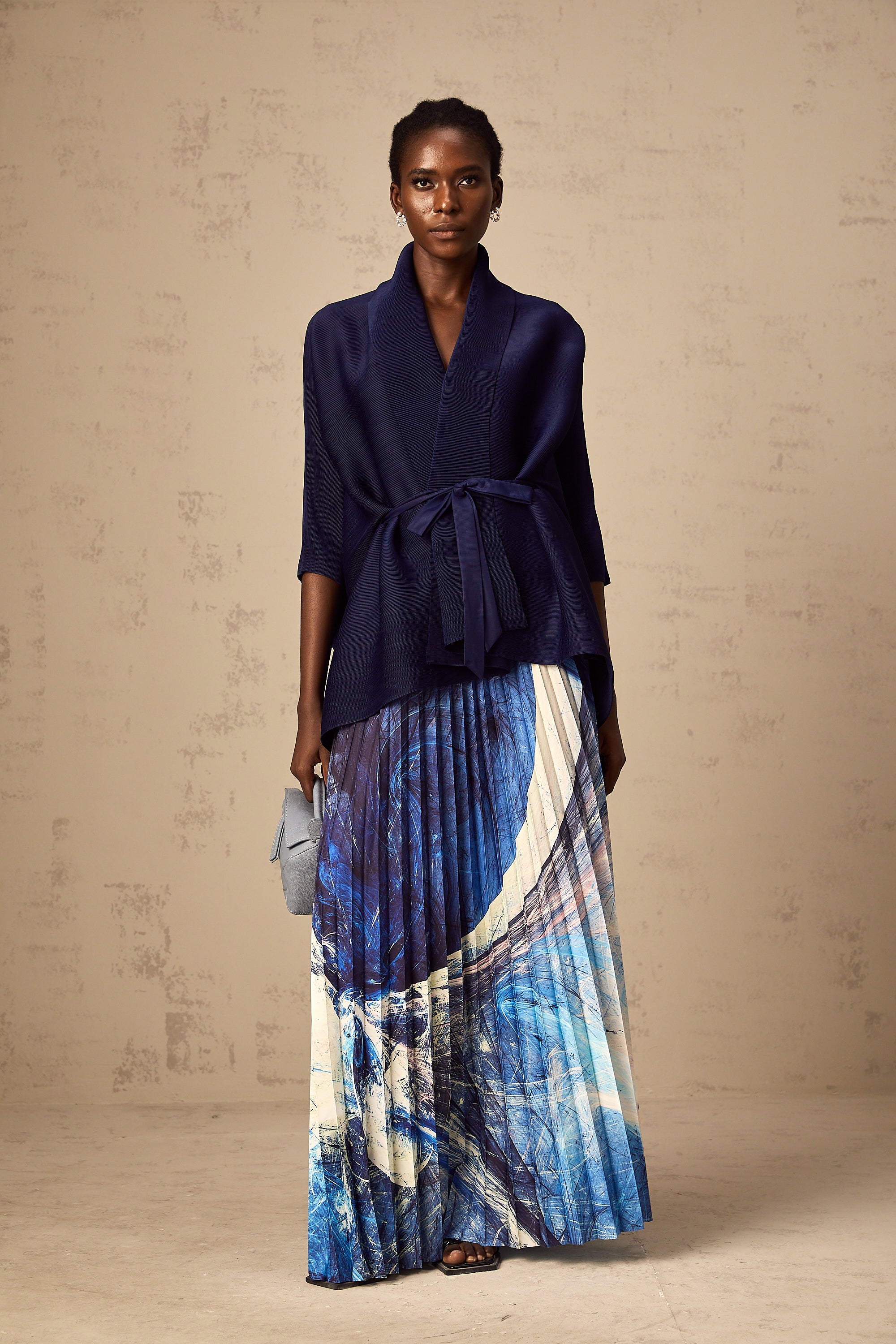 طقم تنورة وعباءة متطابقان بطبعة نقشة ديبي الزرقاء