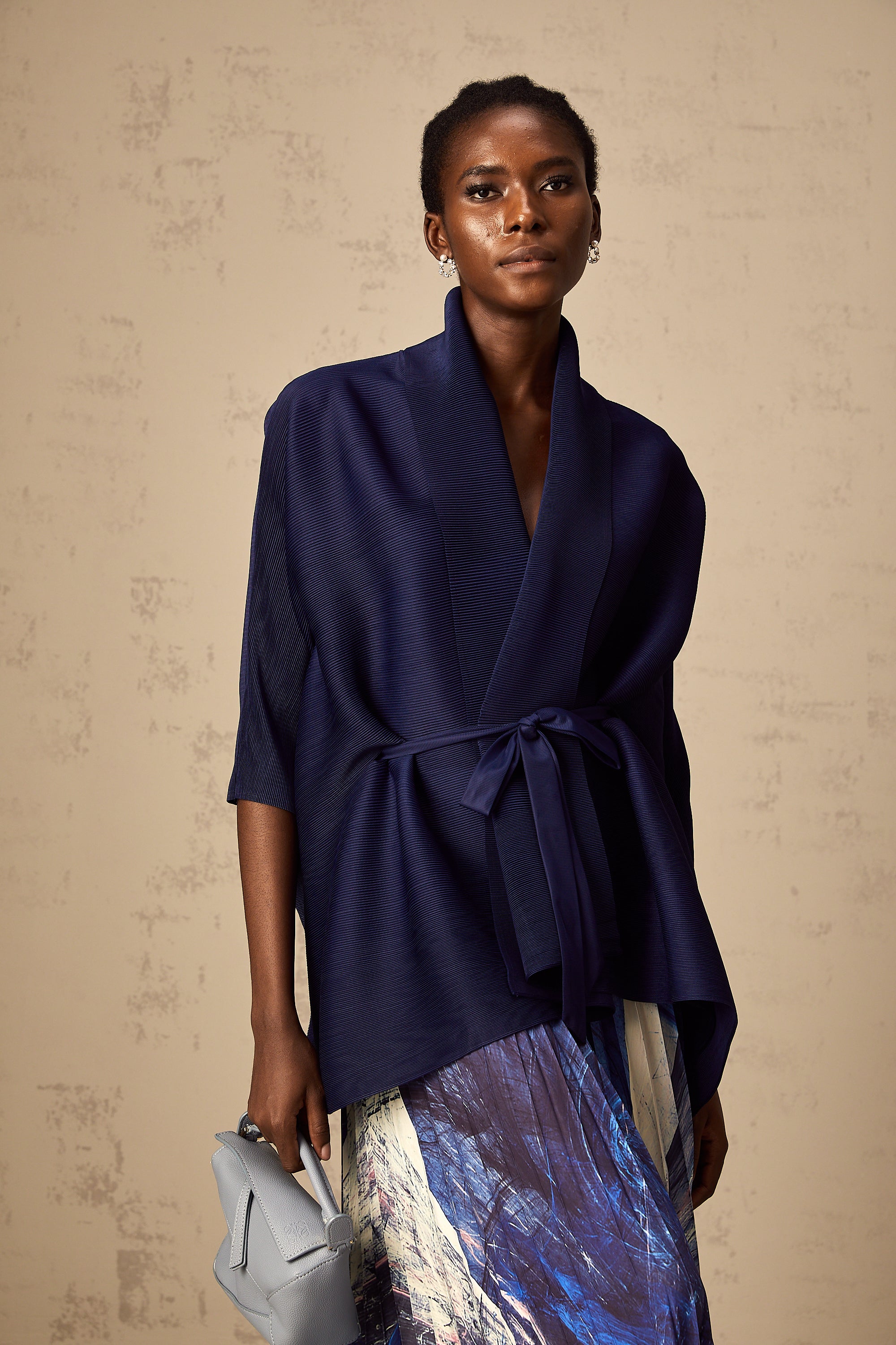 طقم تنورة وعباءة متطابقان بطبعة نقشة ديبي الزرقاء