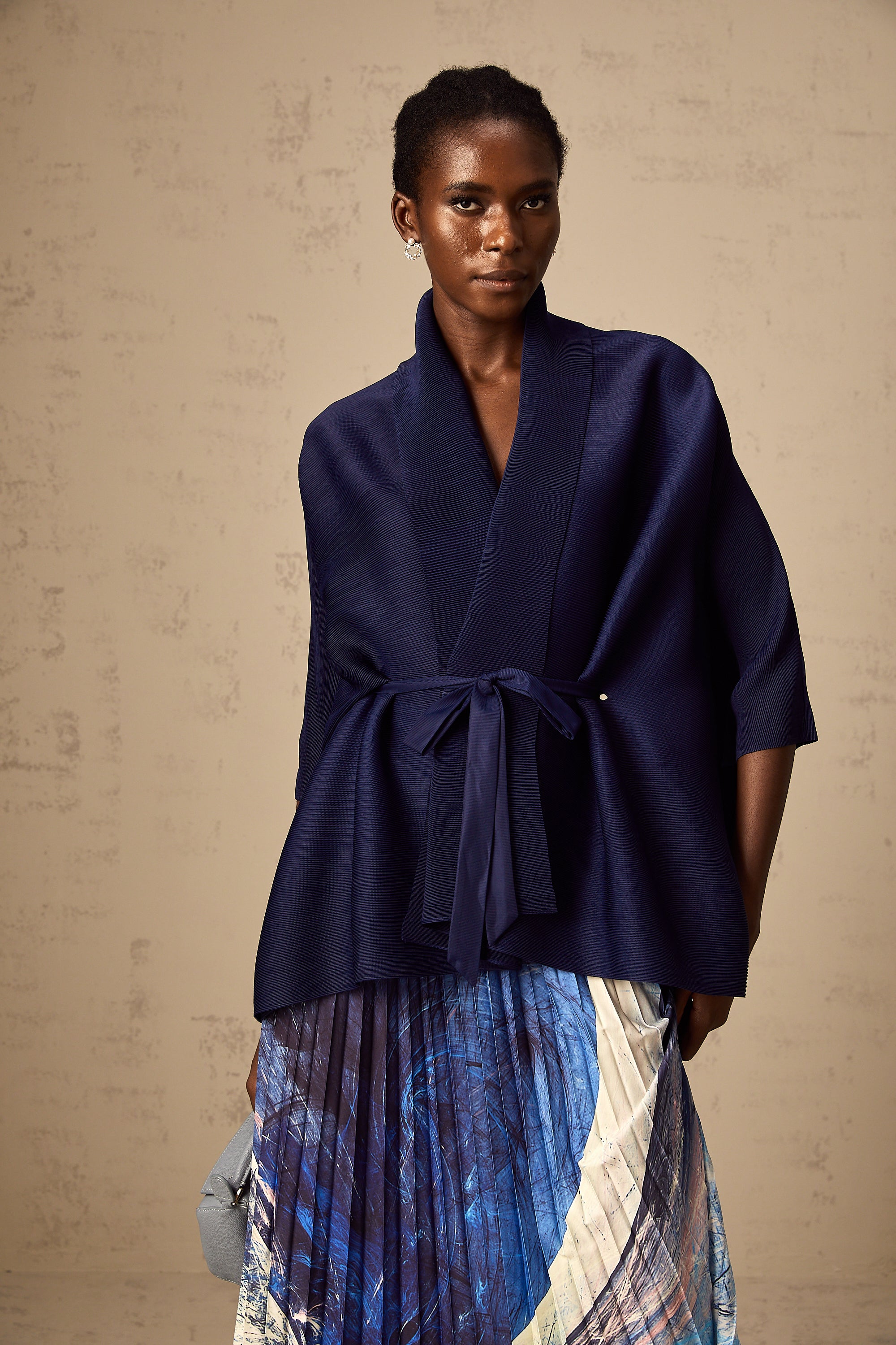 طقم تنورة وعباءة متطابقان بطبعة نقشة ديبي الزرقاء