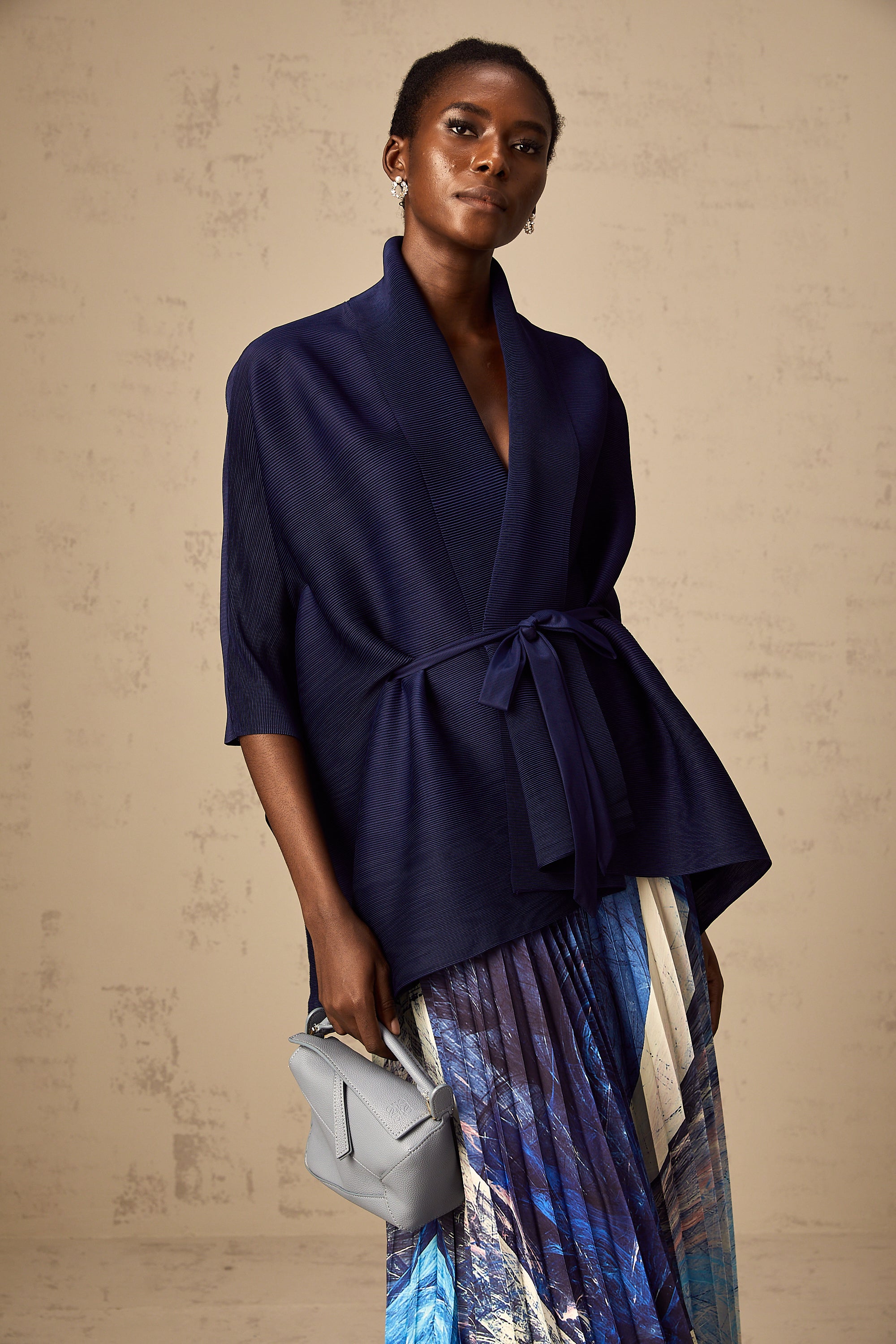 طقم تنورة وعباءة متطابقان بطبعة نقشة ديبي الزرقاء