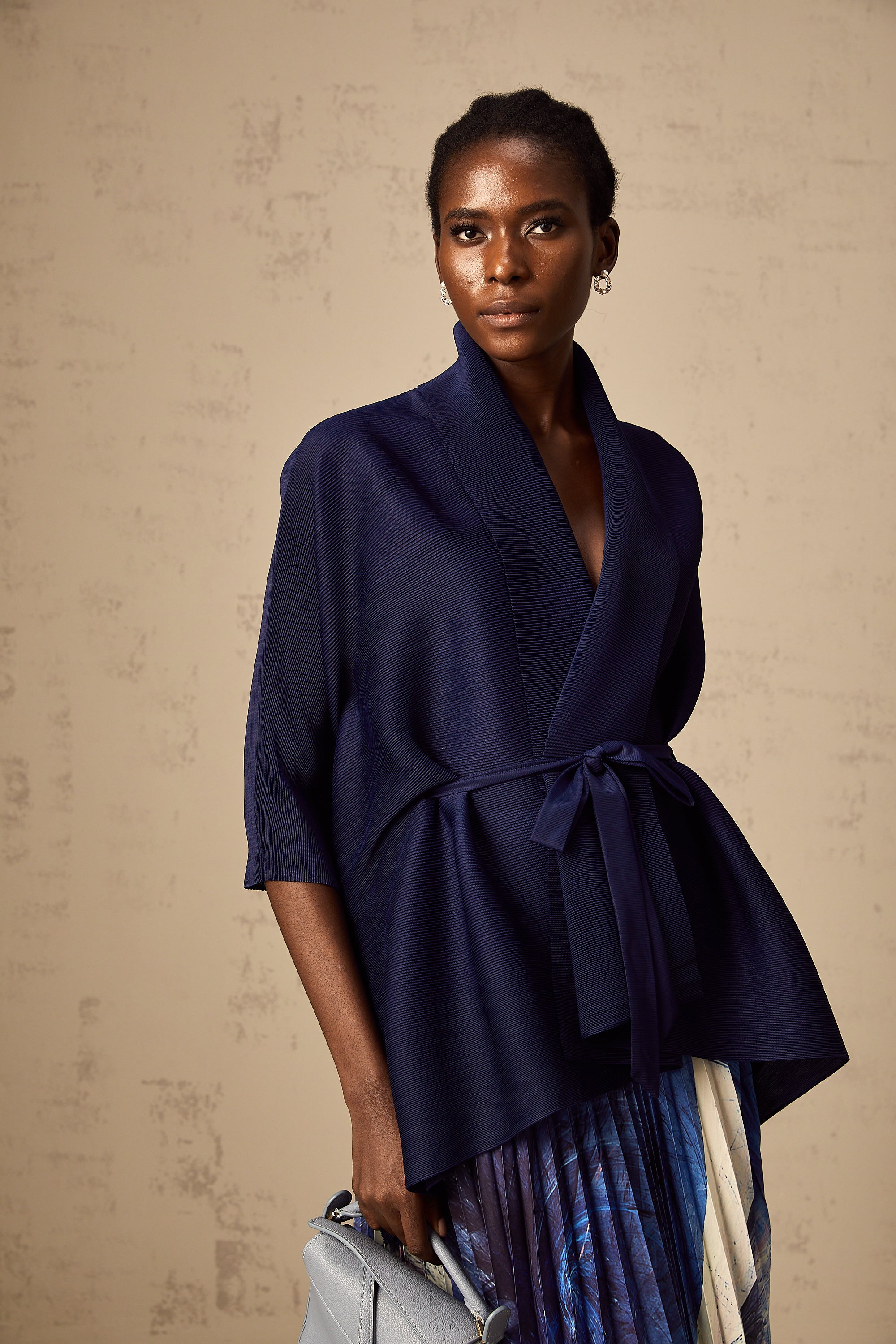 طقم تنورة وعباءة متطابقان بطبعة نقشة ديبي الزرقاء