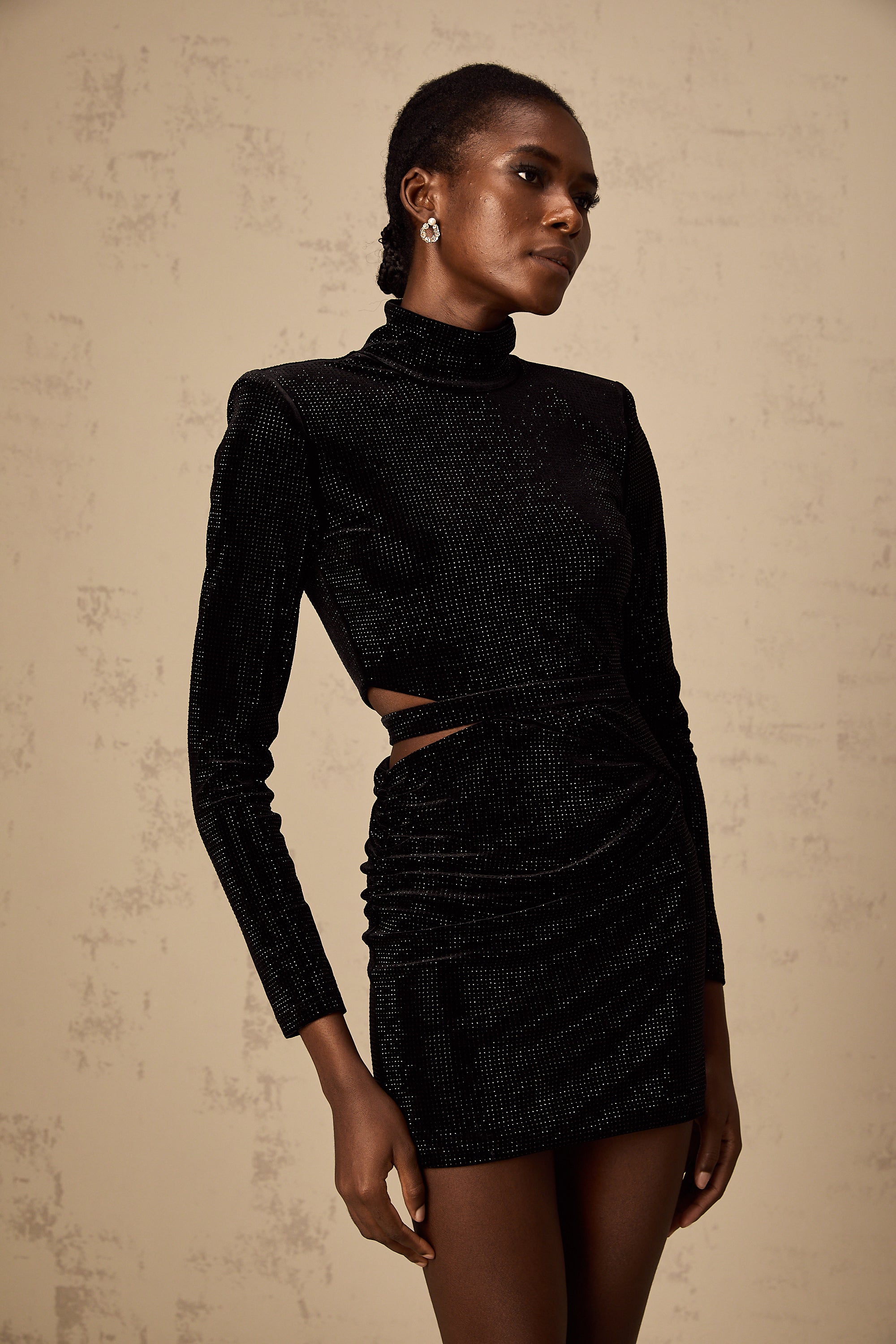 Yvette – Schwarzes Minikleid aus Samt mit Cut-outs und Nietenverzierung