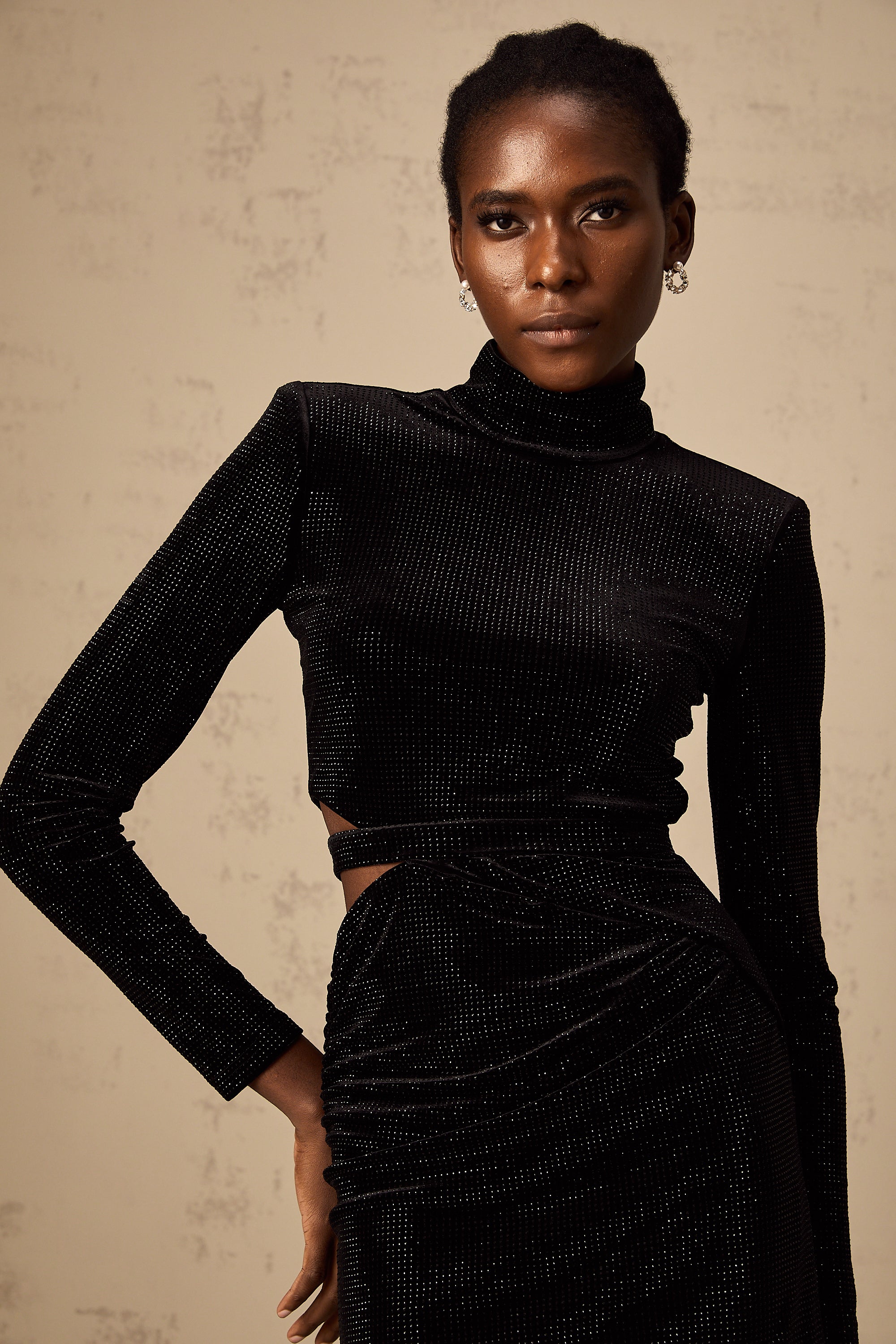 Yvette – Schwarzes Minikleid aus Samt mit Cut-outs und Nietenverzierung