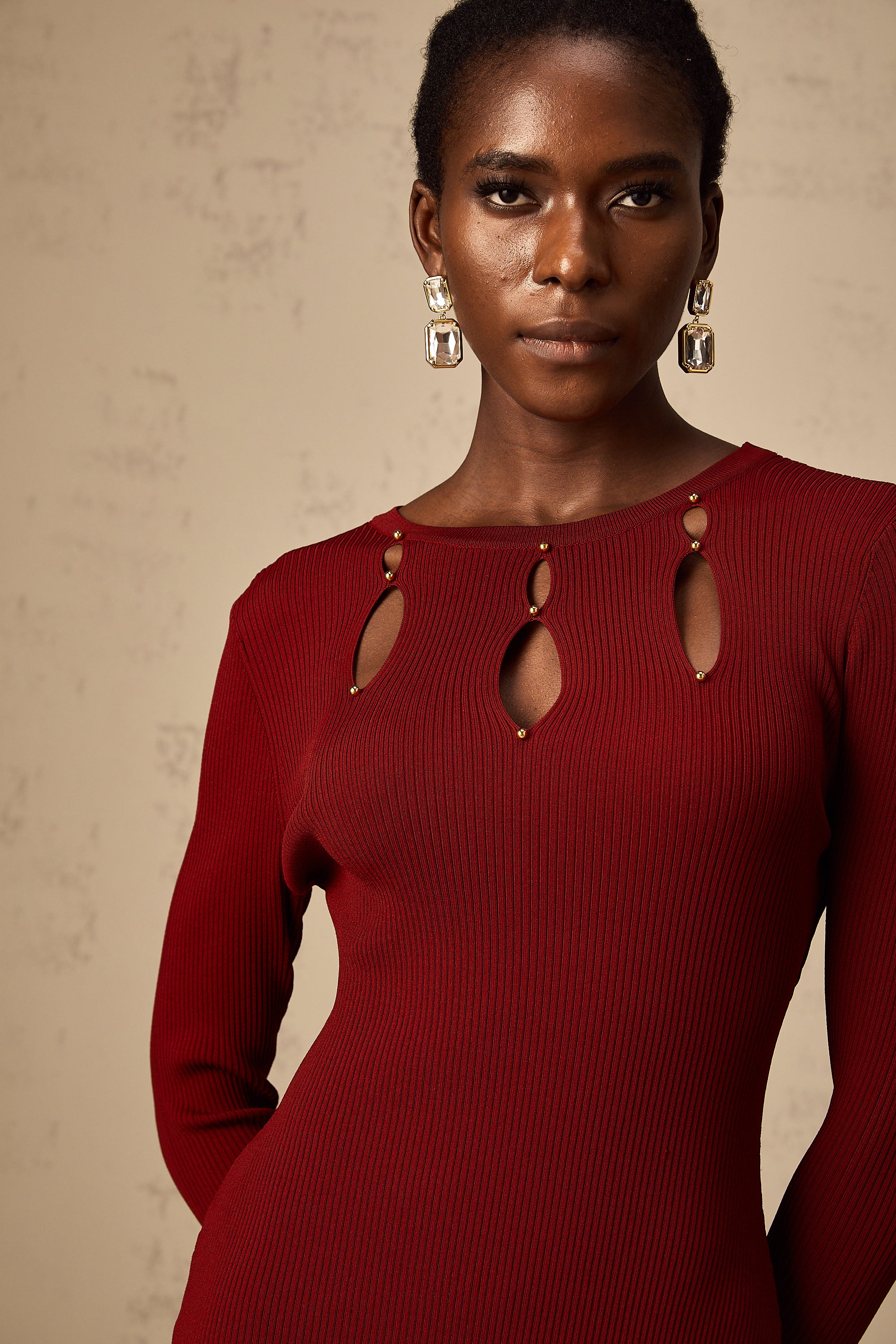 Hilaire – Rotes, perlenbesetztes, langärmliges Midikleid aus Strick mit Cut-outs