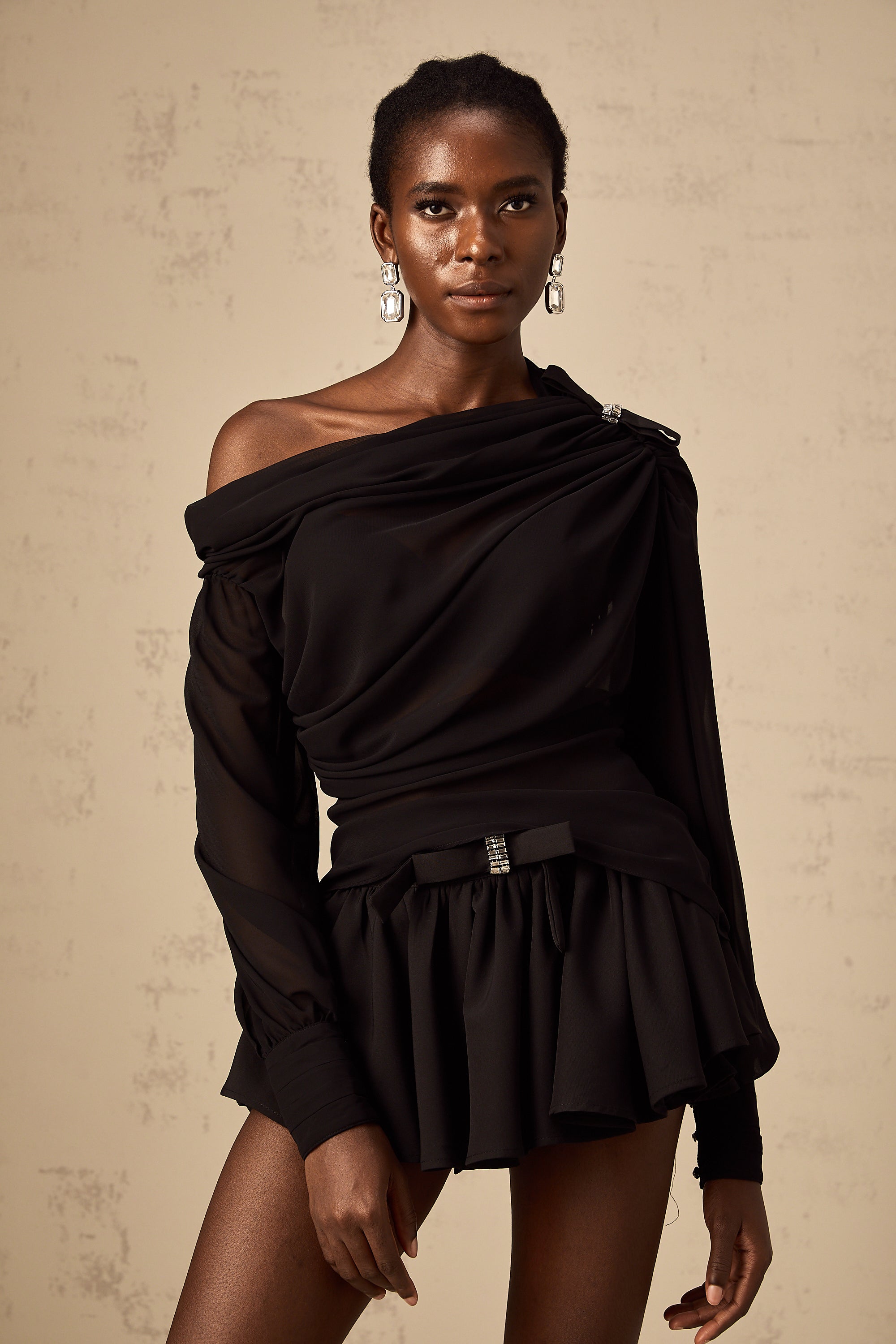 طقم أندريا بلوزة وتنورة من التول غير المتماثل باللون الأسود