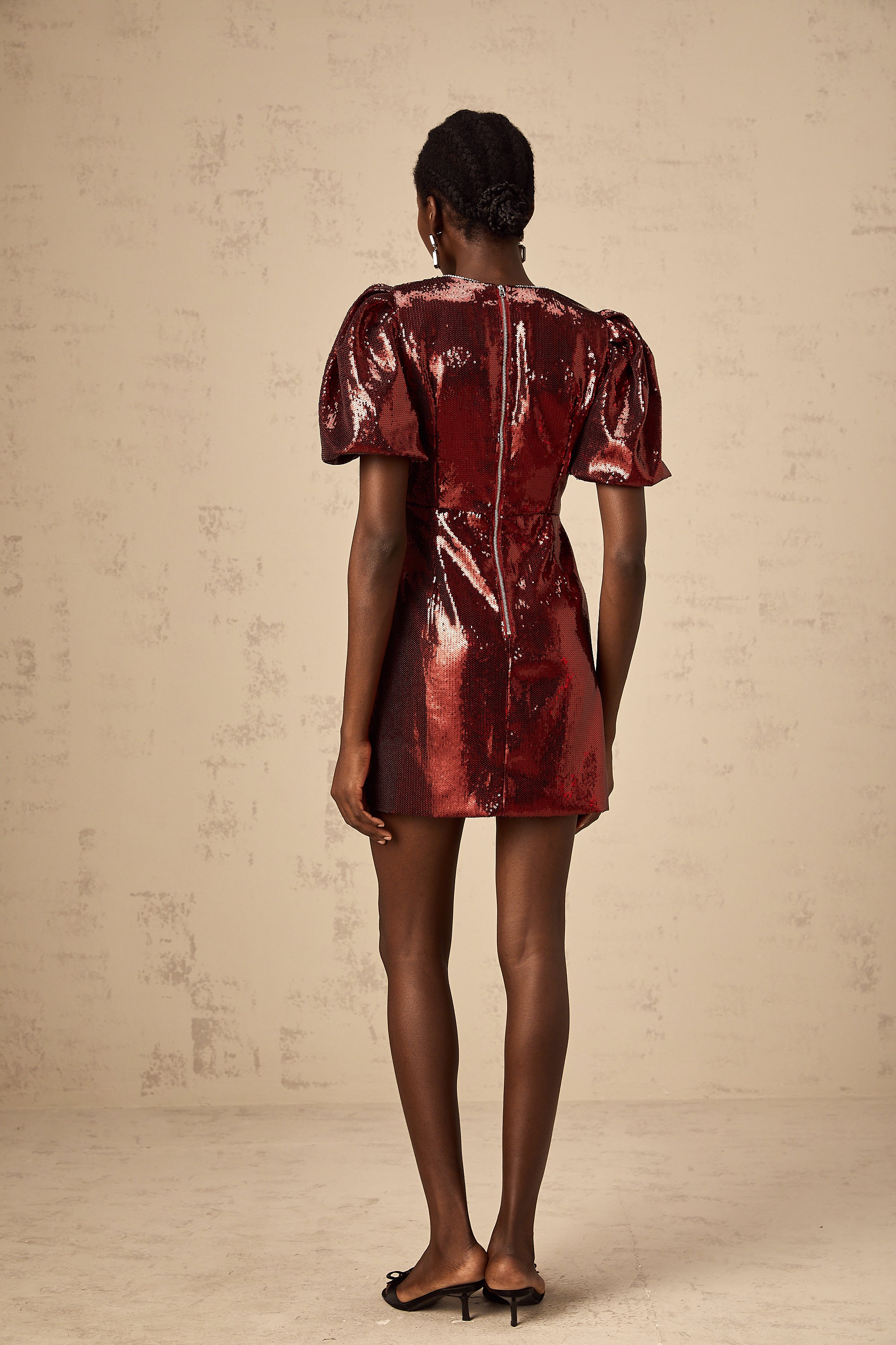 فستان قصير أحمر من Louise مزين برباط على شكل عقدة وقماش لامع (بيع نهائي - الولايات المتحدة فقط)