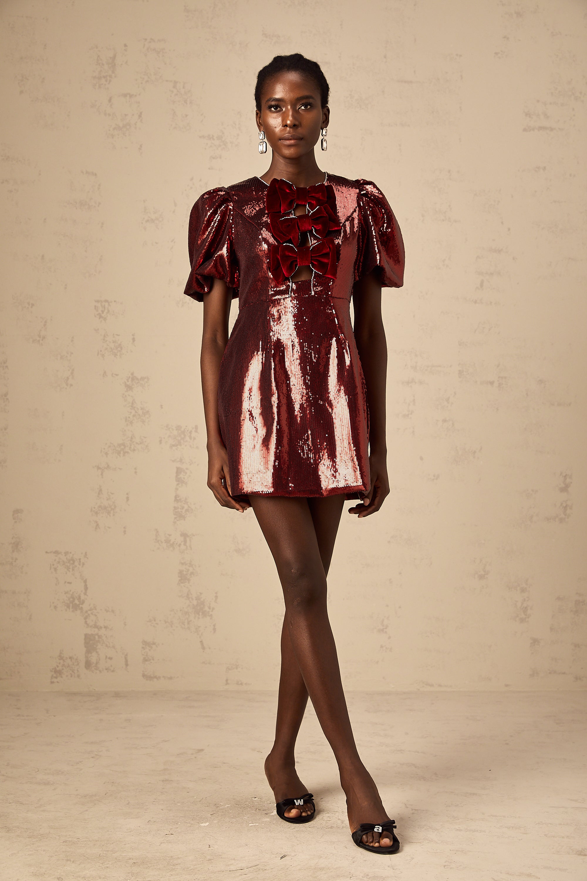 فستان قصير أحمر من Louise مزين برباط على شكل عقدة وقماش لامع (بيع نهائي - الولايات المتحدة فقط)