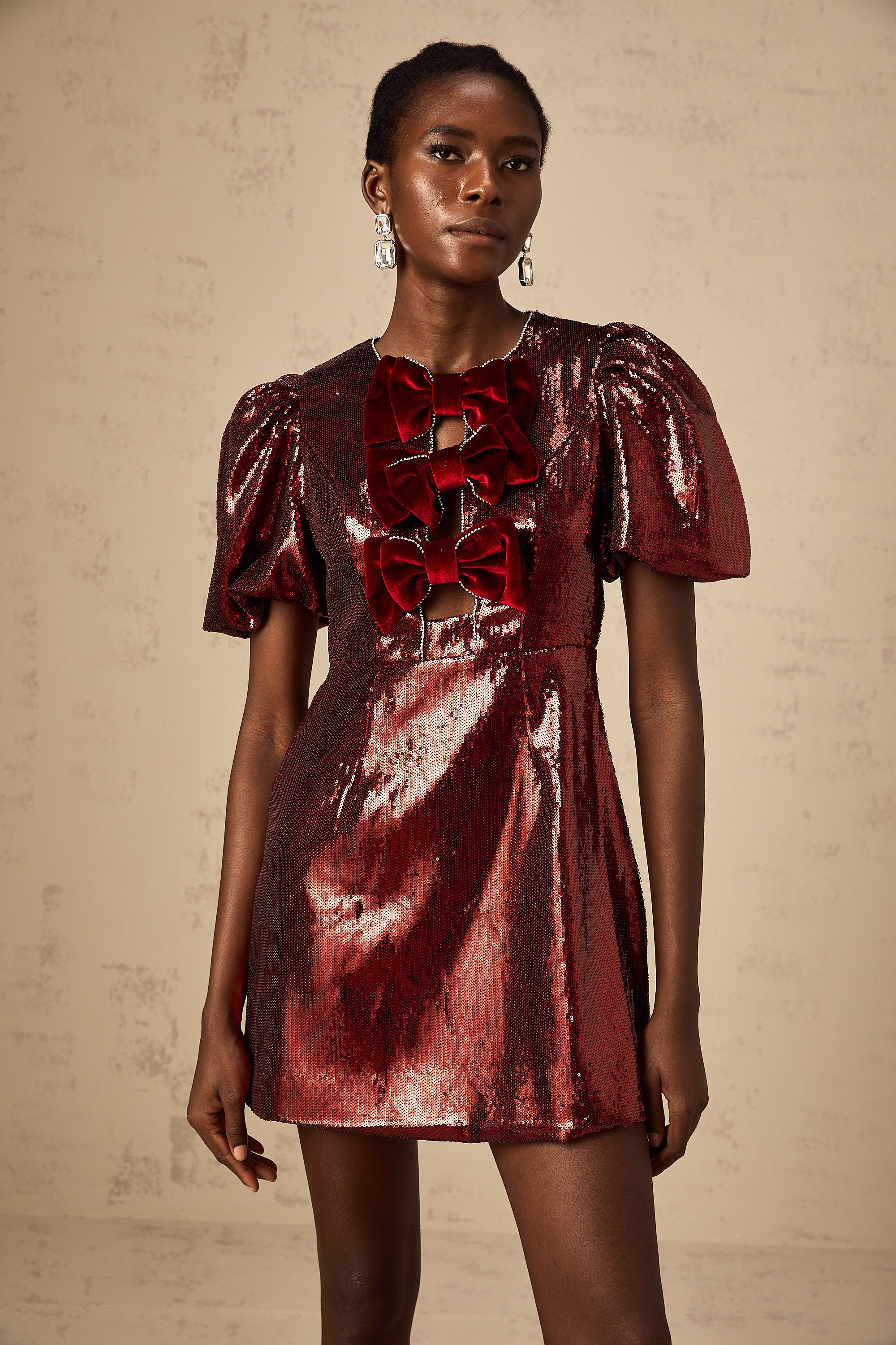 فستان قصير أحمر من Louise مزين برباط على شكل عقدة وقماش لامع (بيع نهائي - الولايات المتحدة فقط)