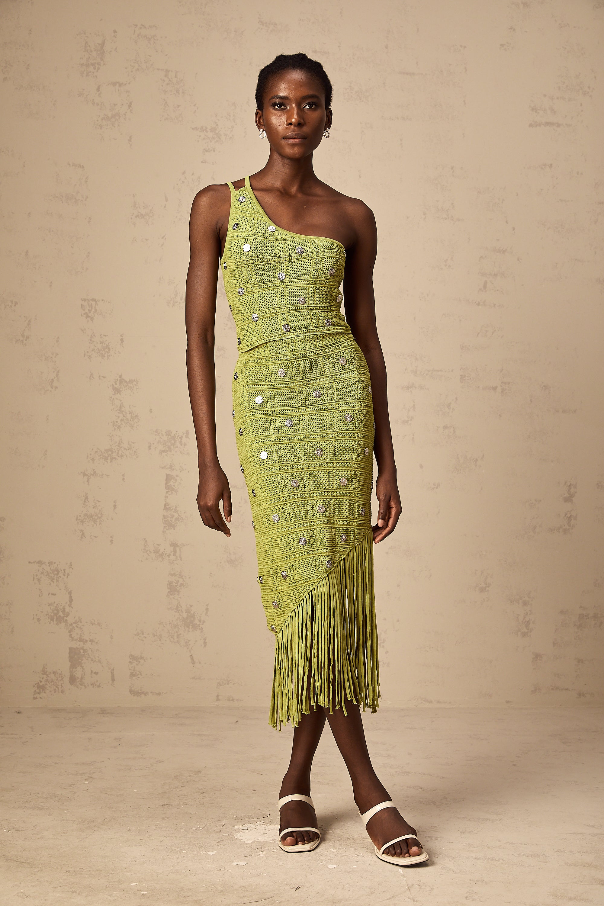 طقم من بلوزة وتنورة من التريكو المزين باللون الأخضر من ماركة «أنيت»