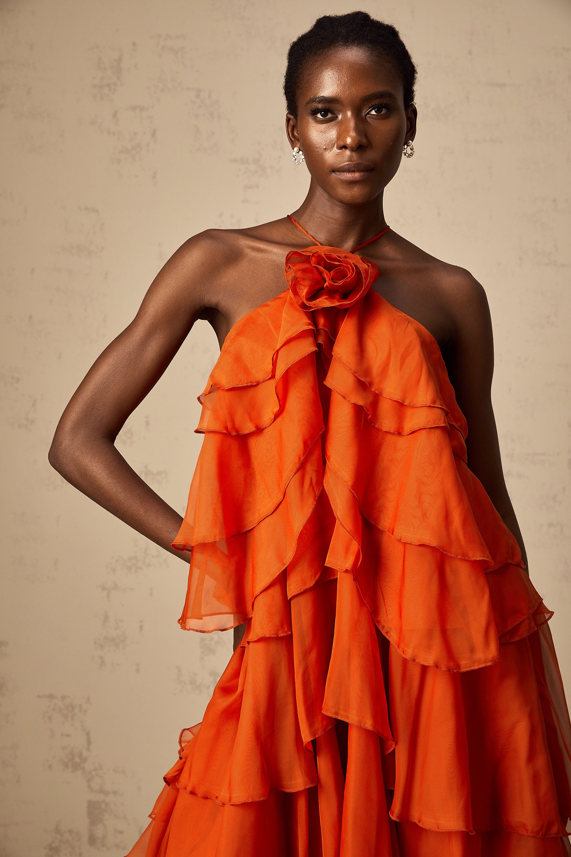 Carrie – Orangefarbenes Neckholder-Maxikleid mit Volant