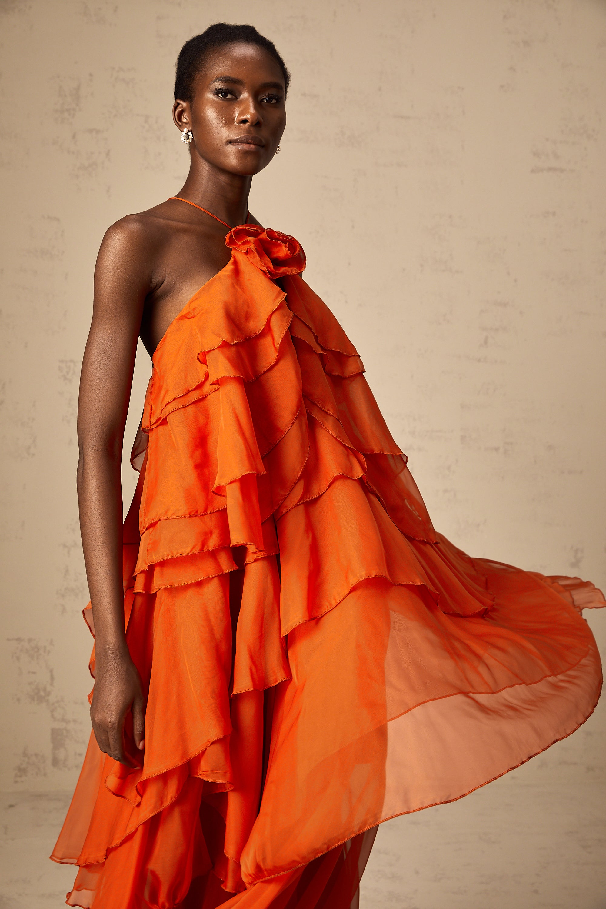 Carrie – Orangefarbenes Neckholder-Maxikleid mit Volant