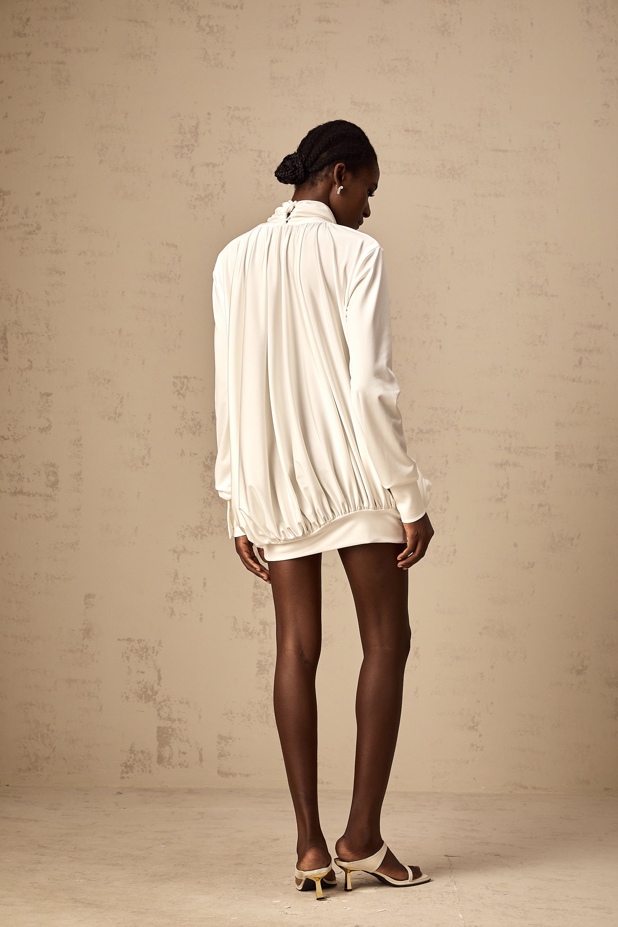 فستان مايفا القصير المزين بالزهور الصناعية باللون الأبيض