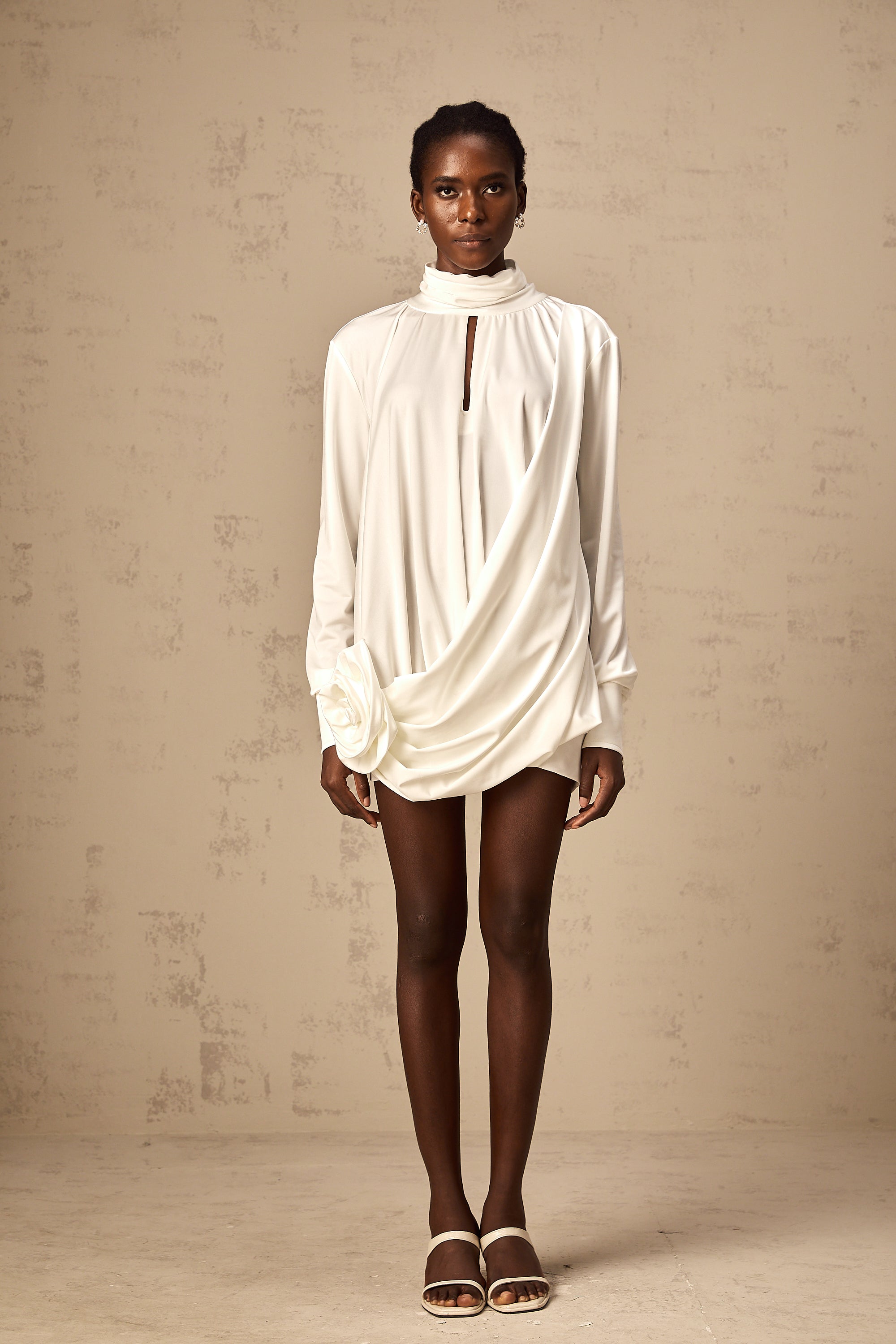 فستان مايفا القصير المزين بالزهور الصناعية باللون الأبيض