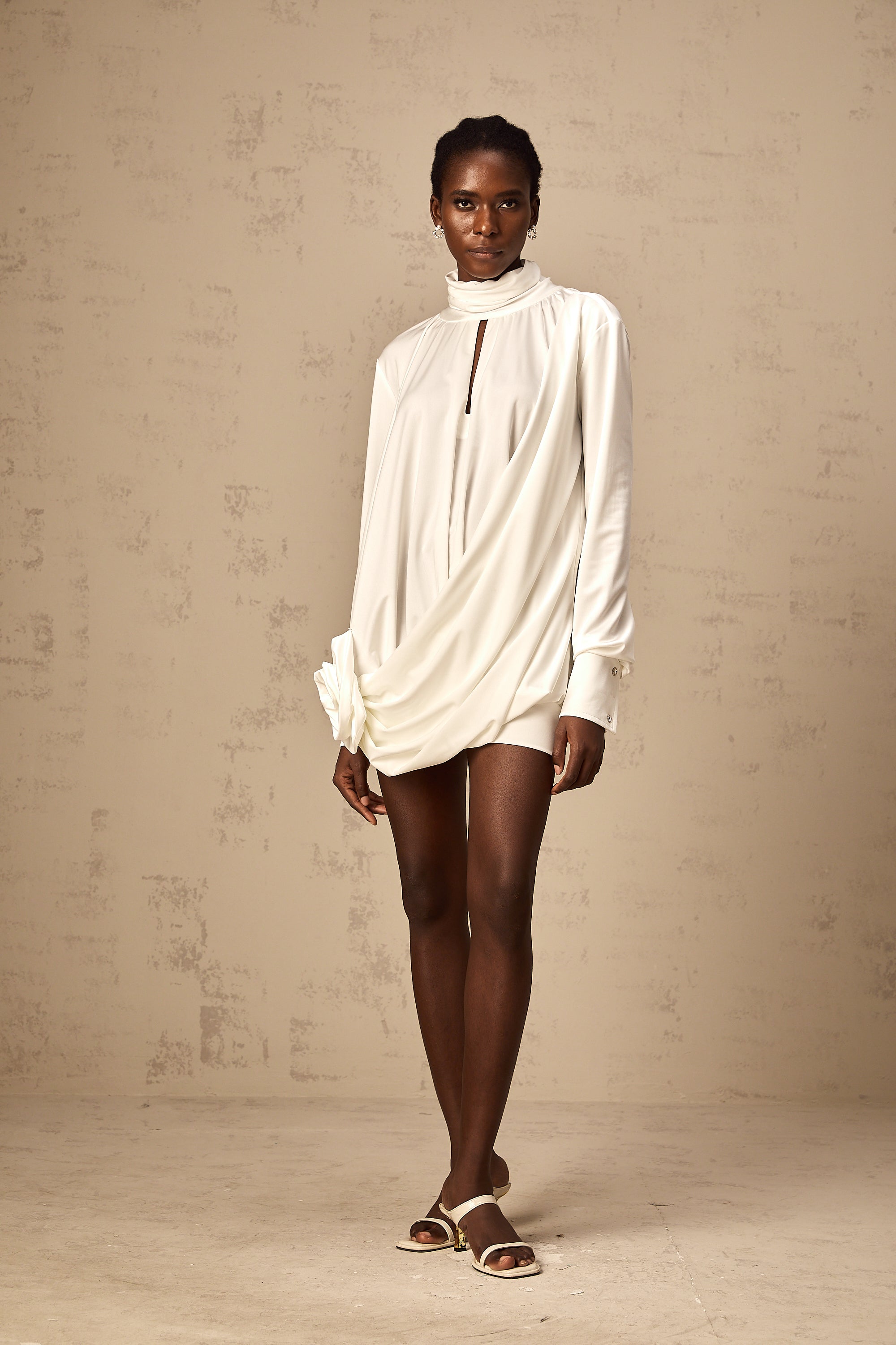 فستان مايفا القصير المزين بالزهور الصناعية باللون الأبيض