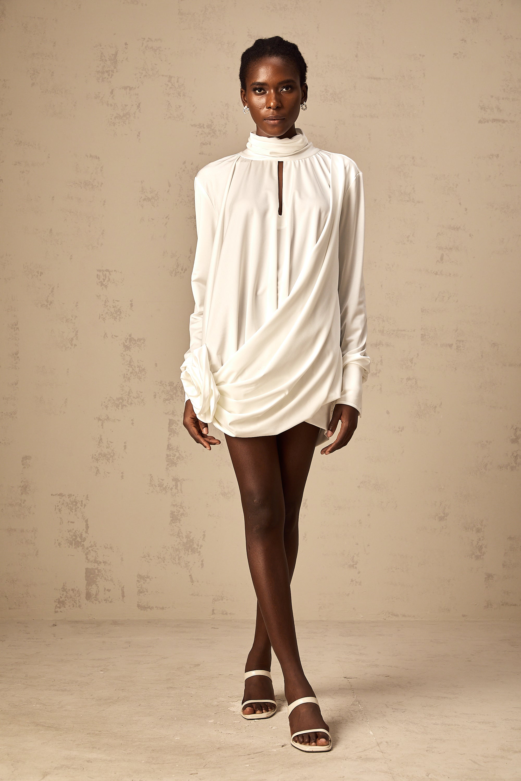 فستان مايفا القصير المزين بالزهور الصناعية باللون الأبيض