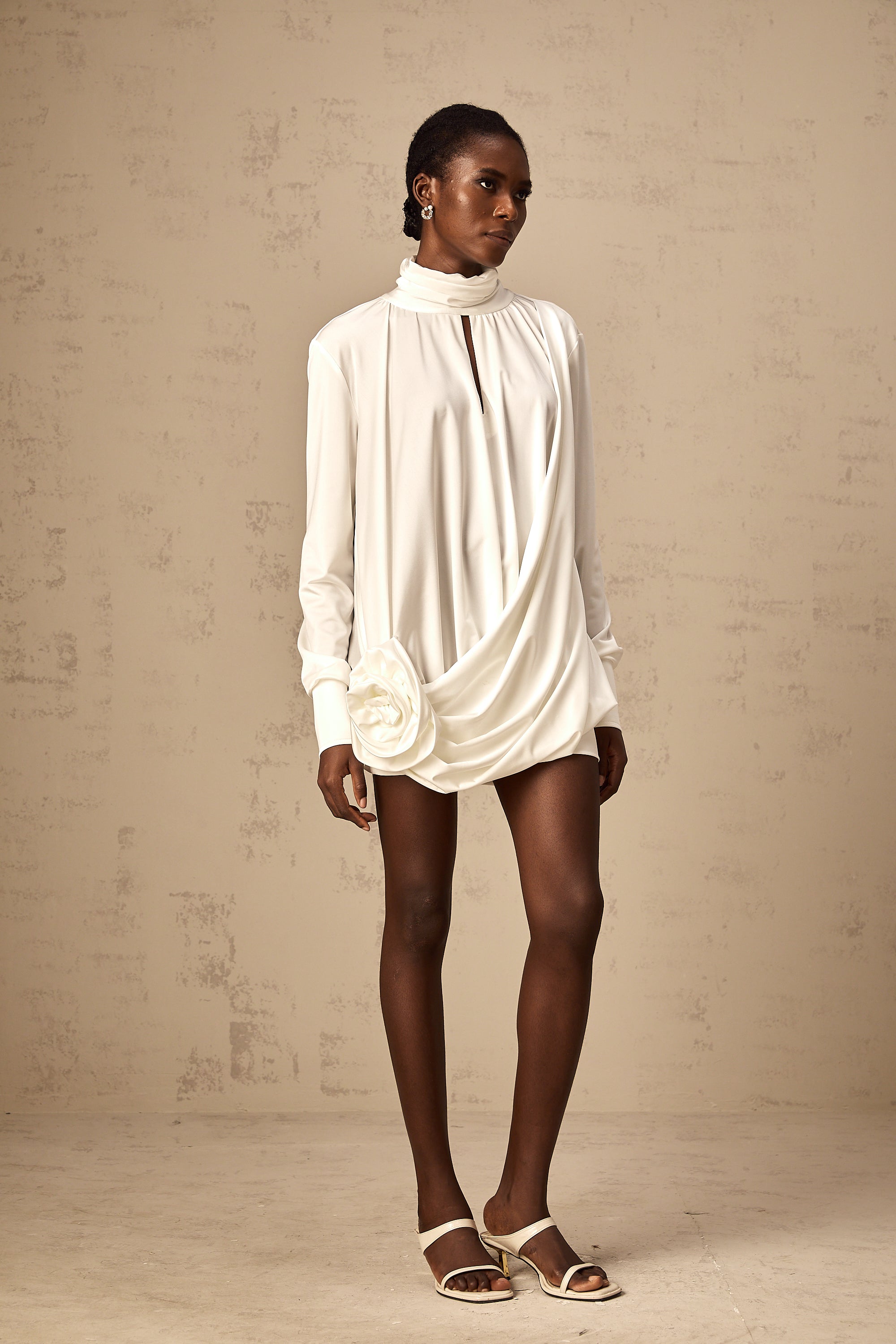 فستان مايفا القصير المزين بالزهور الصناعية باللون الأبيض