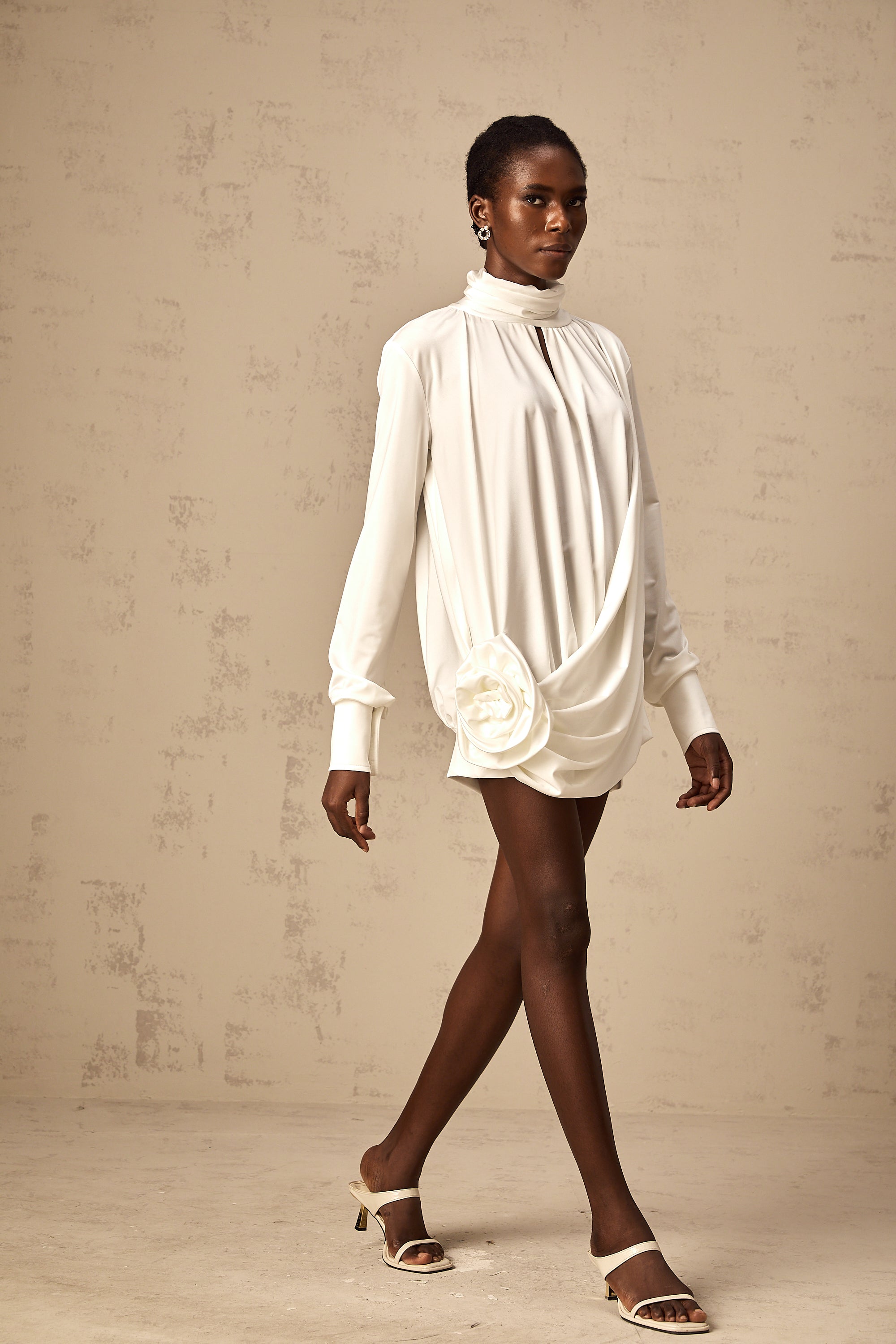 فستان مايفا القصير المزين بالزهور الصناعية باللون الأبيض