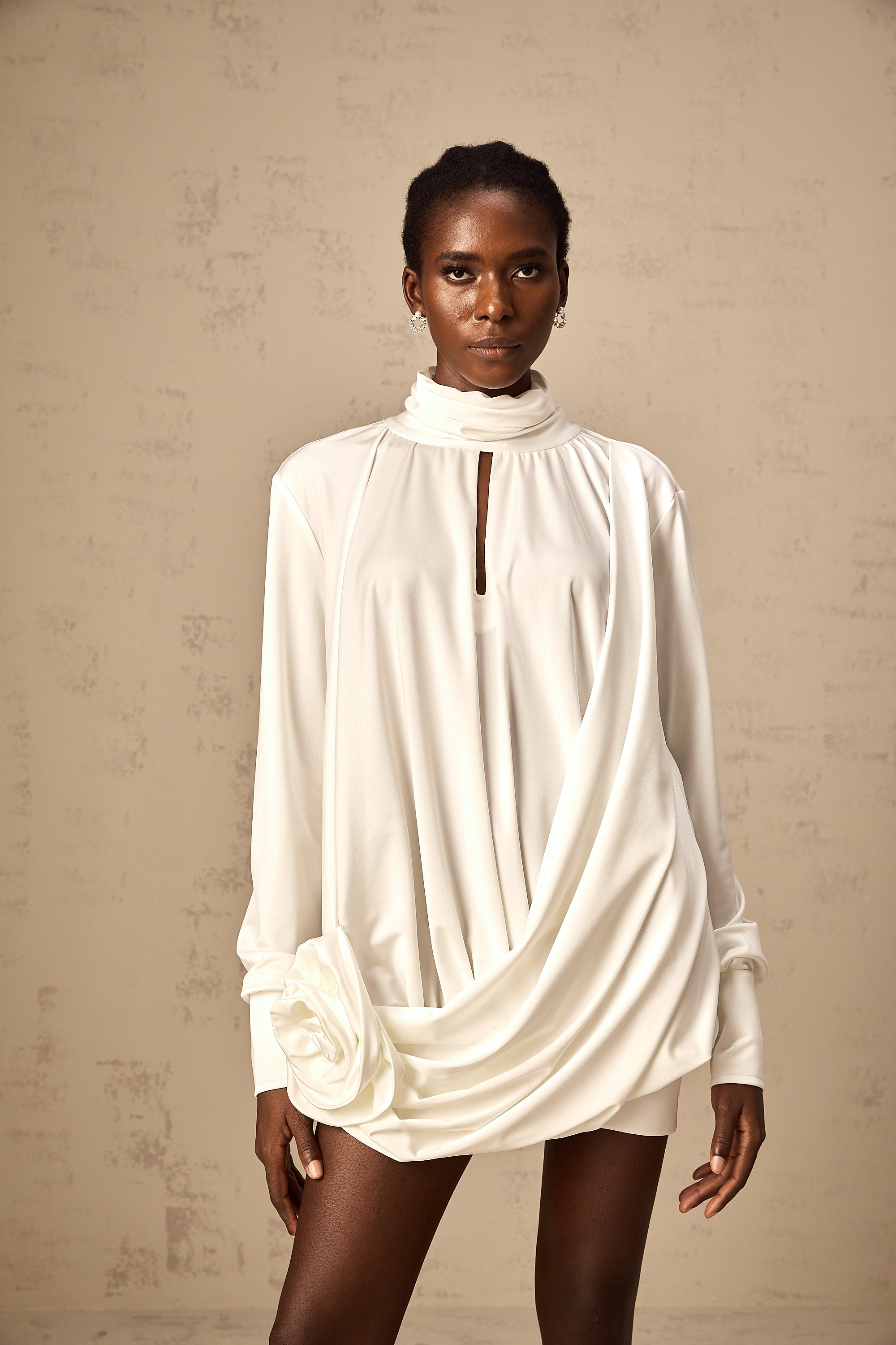 فستان مايفا القصير المزين بالزهور الصناعية باللون الأبيض