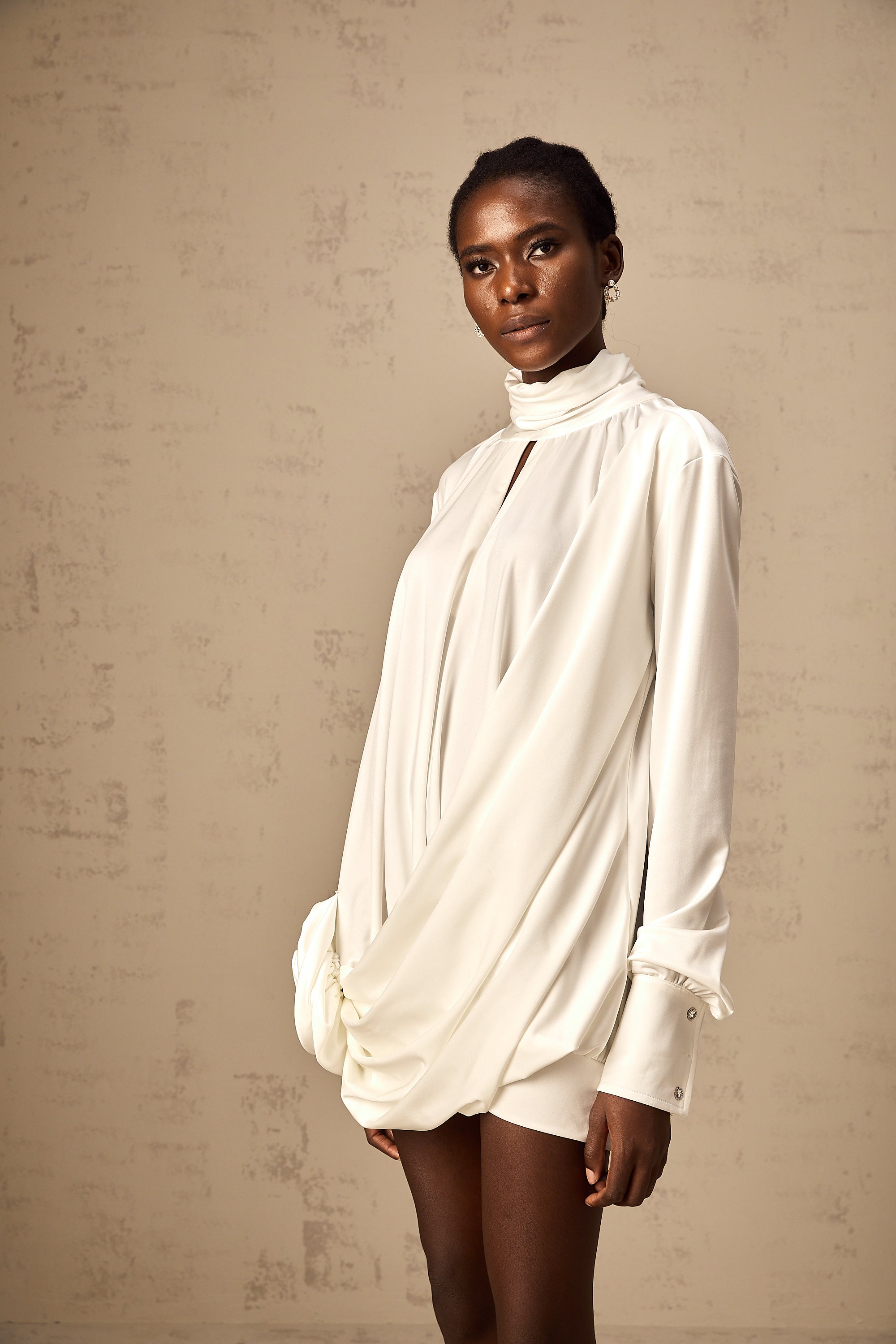 فستان مايفا القصير المزين بالزهور الصناعية باللون الأبيض