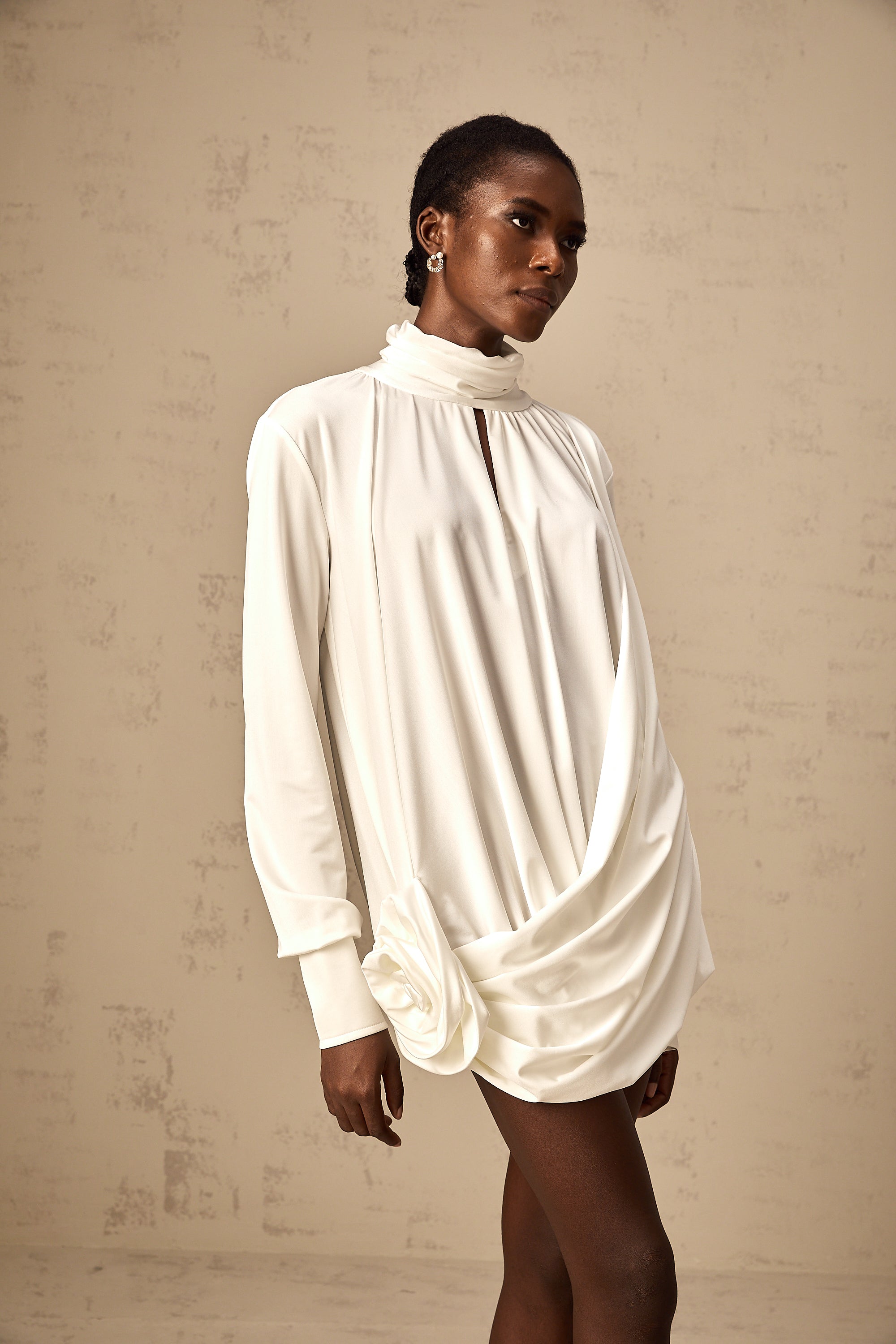 فستان مايفا القصير المزين بالزهور الصناعية باللون الأبيض