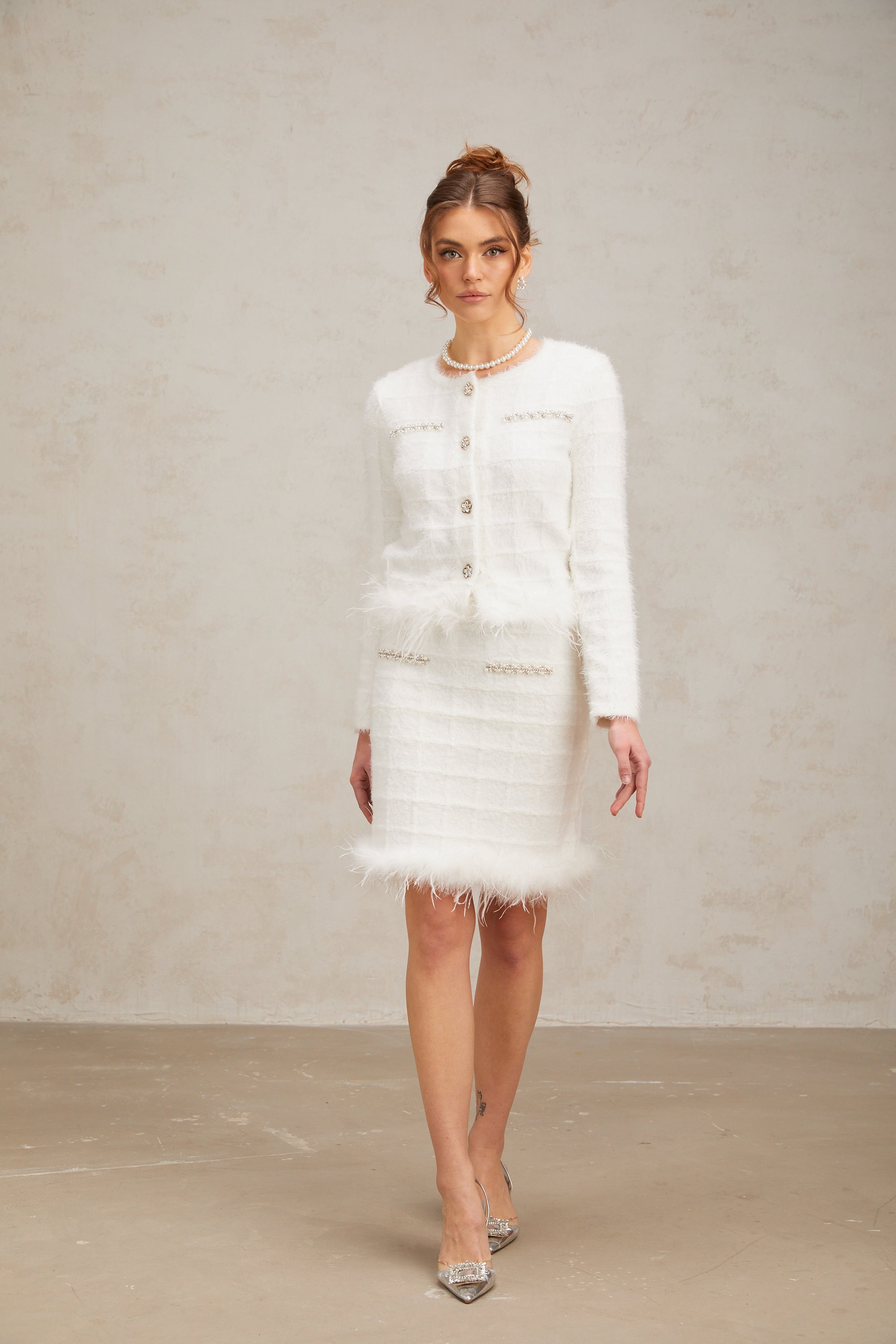 طقم تنورة وكارديجان من ريش الوافل باللون الأبيض من كورا