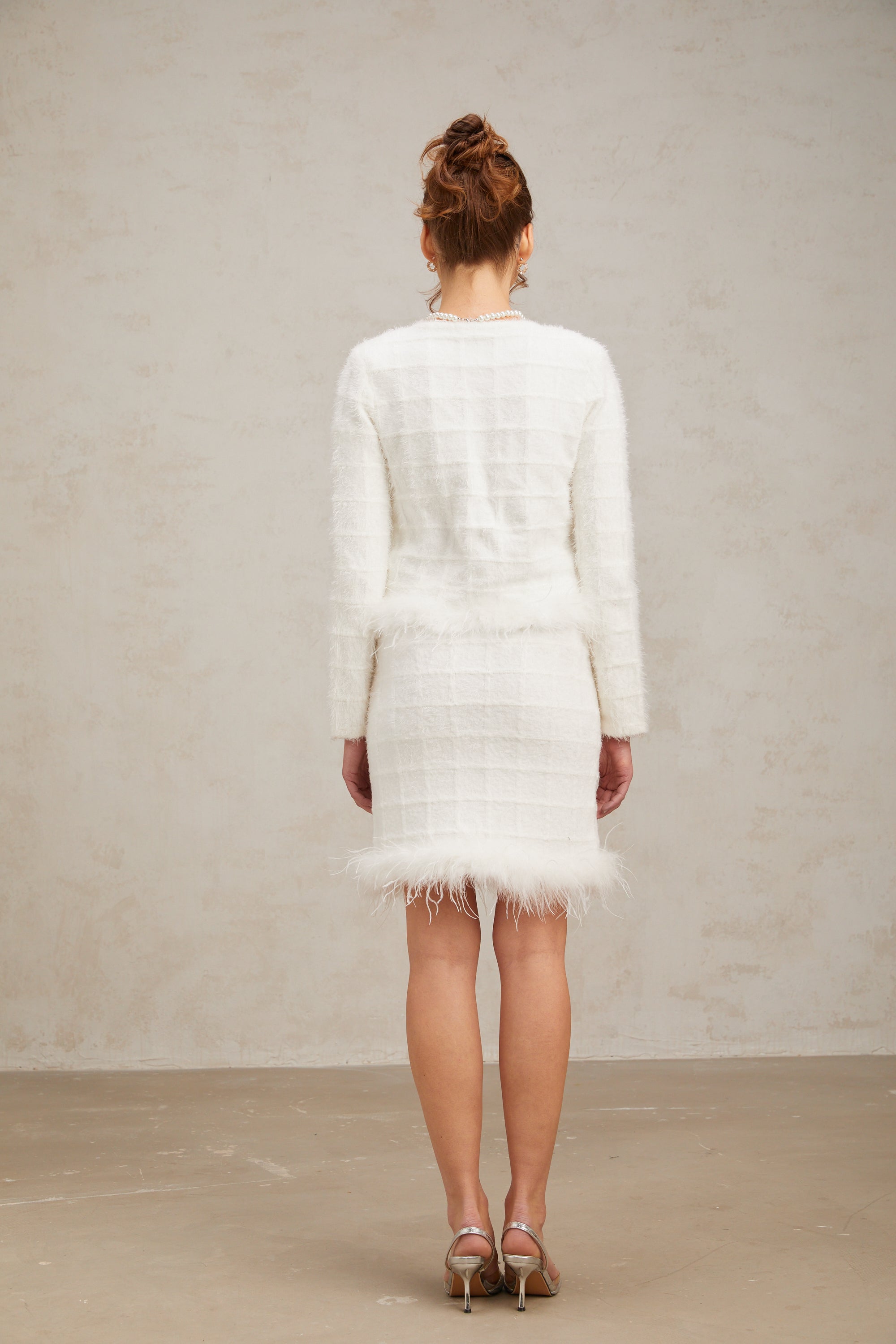 طقم تنورة وكارديجان من ريش الوافل باللون الأبيض من كورا