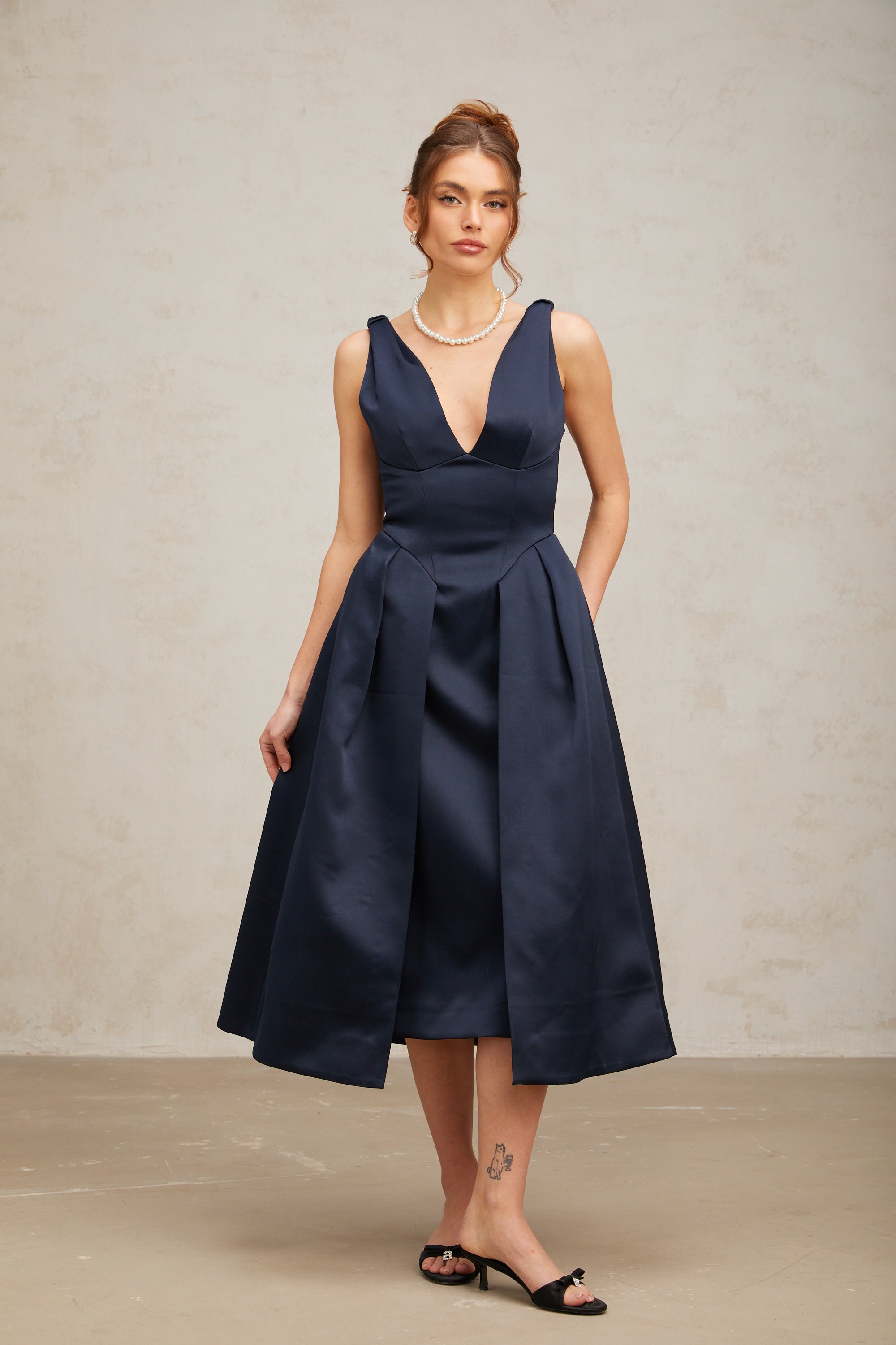 فستان شانتال أزرق متوسط الطول من الساتان بتفاصيل ملتوية