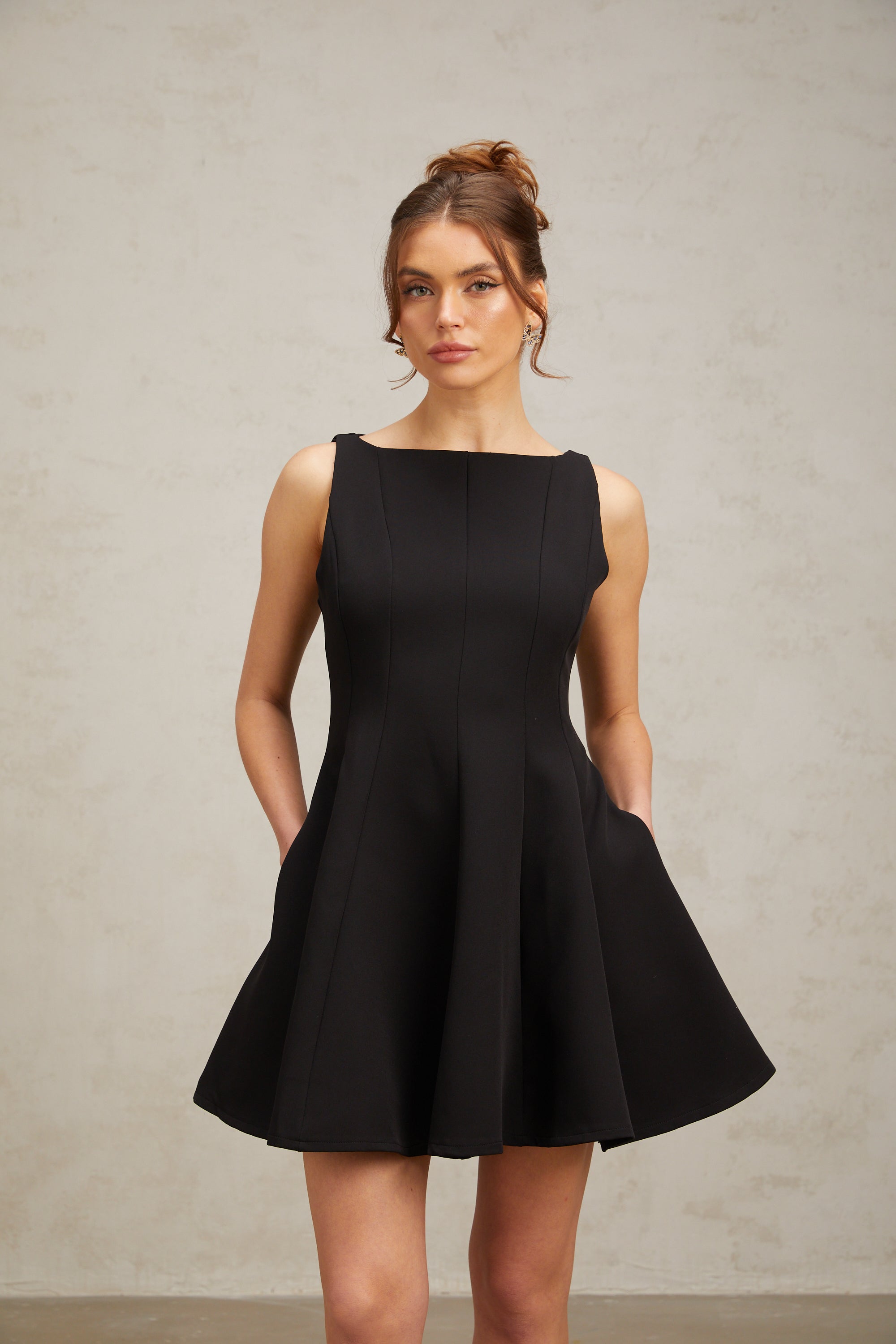 Martina – Schwarzes, ausgestelltes, ärmelloses Minikleid