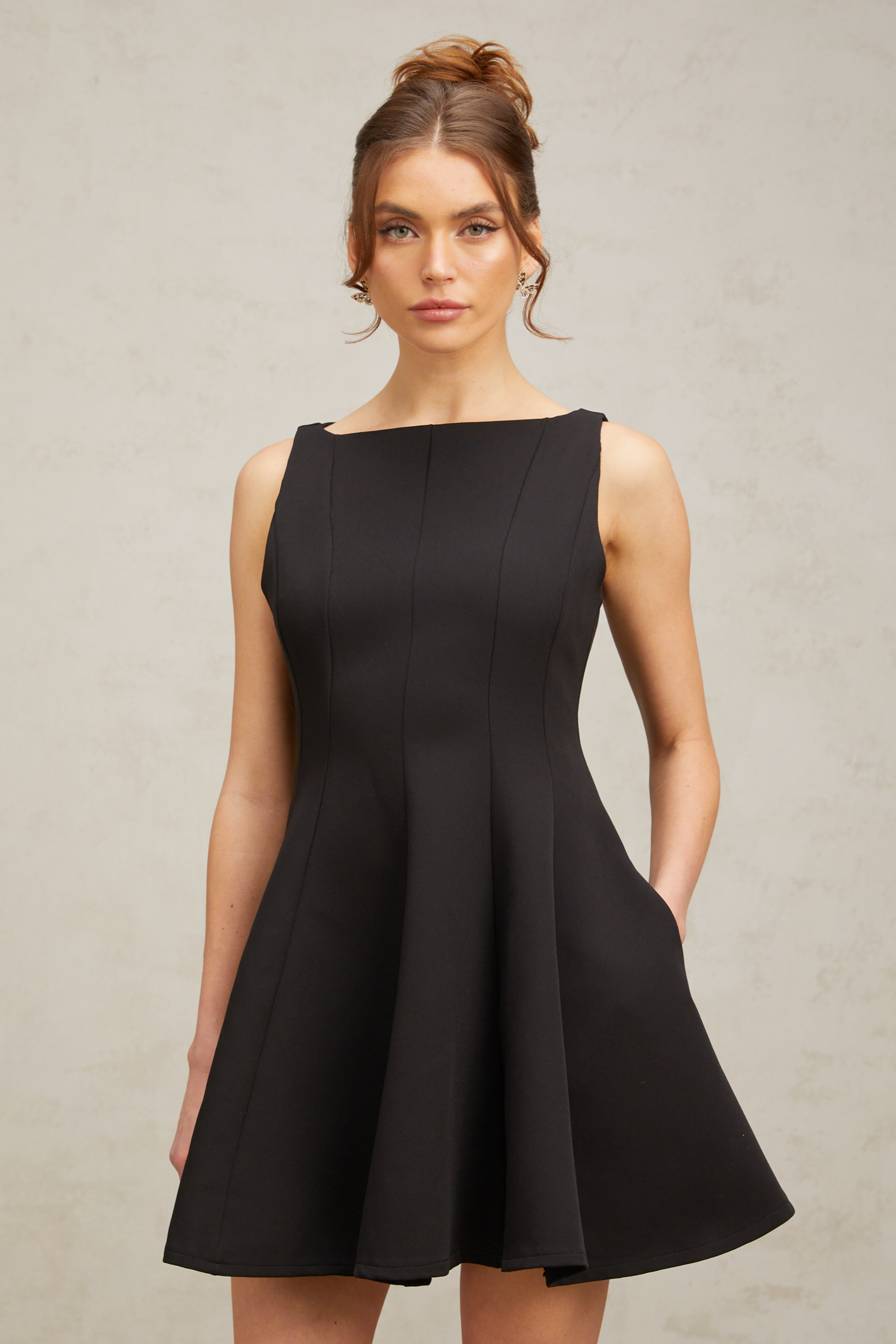 Martina – Schwarzes, ausgestelltes, ärmelloses Minikleid