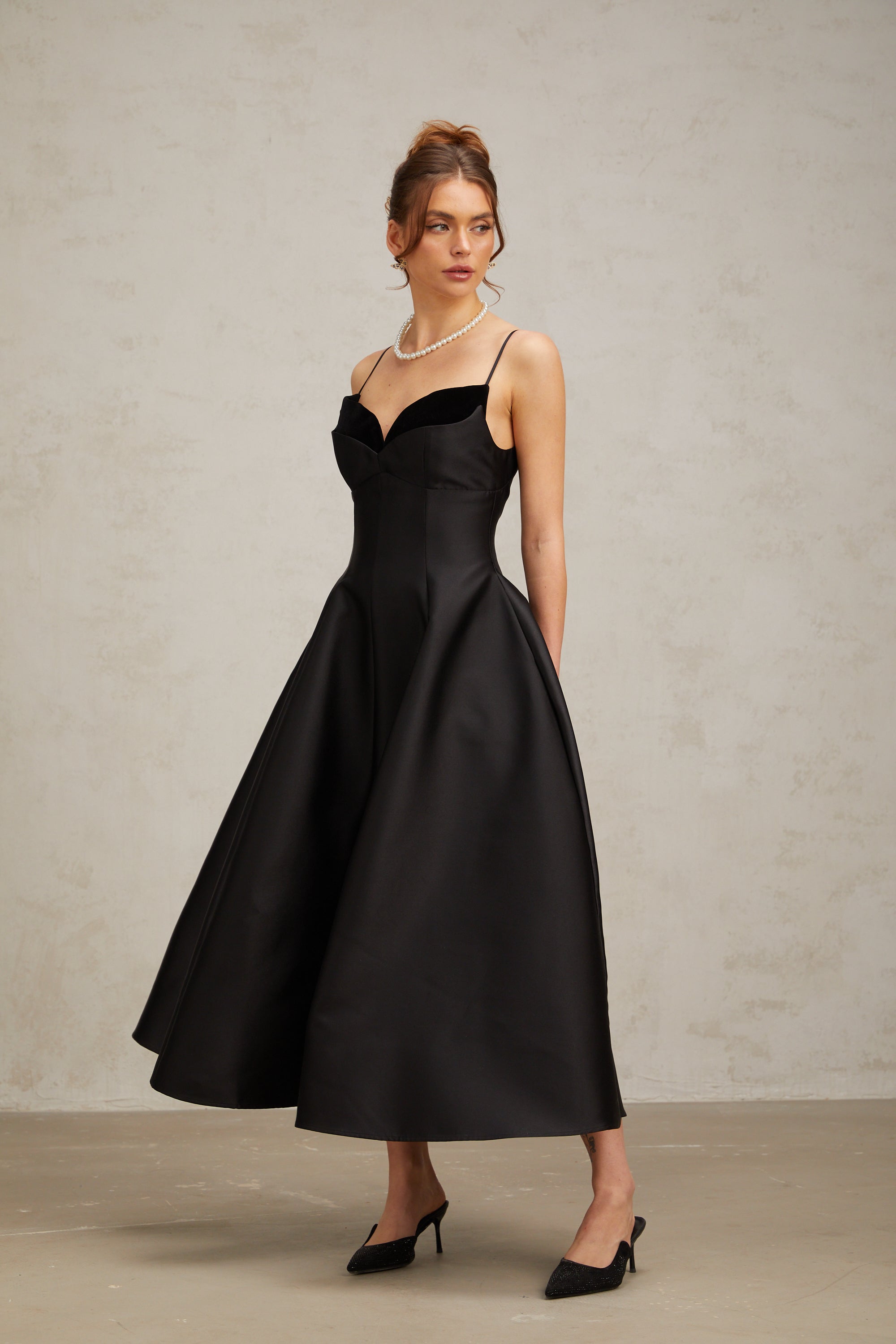 فستان روكسان متوسط الطول أسود اللون مطوي