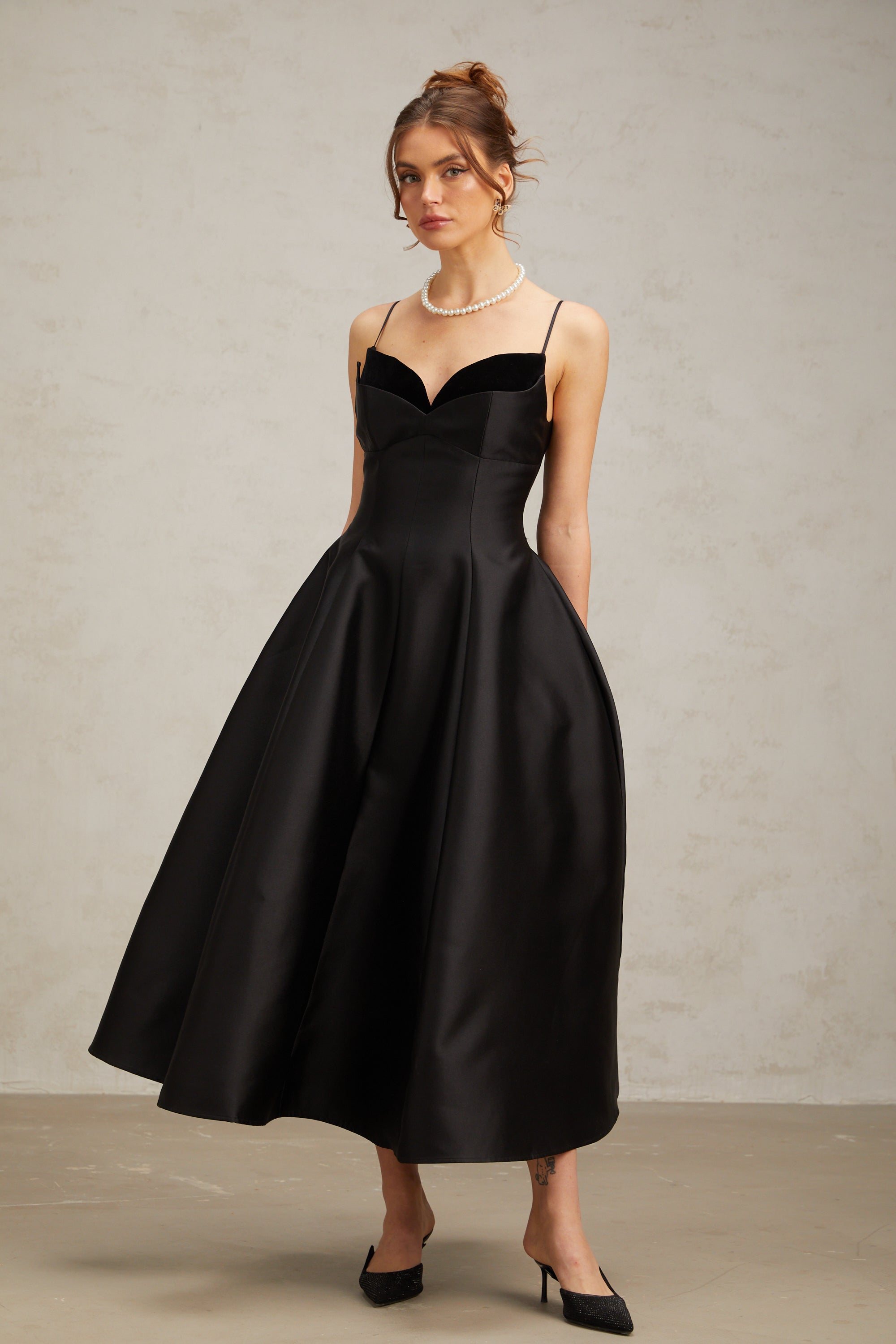 فستان روكسان متوسط الطول أسود اللون مطوي