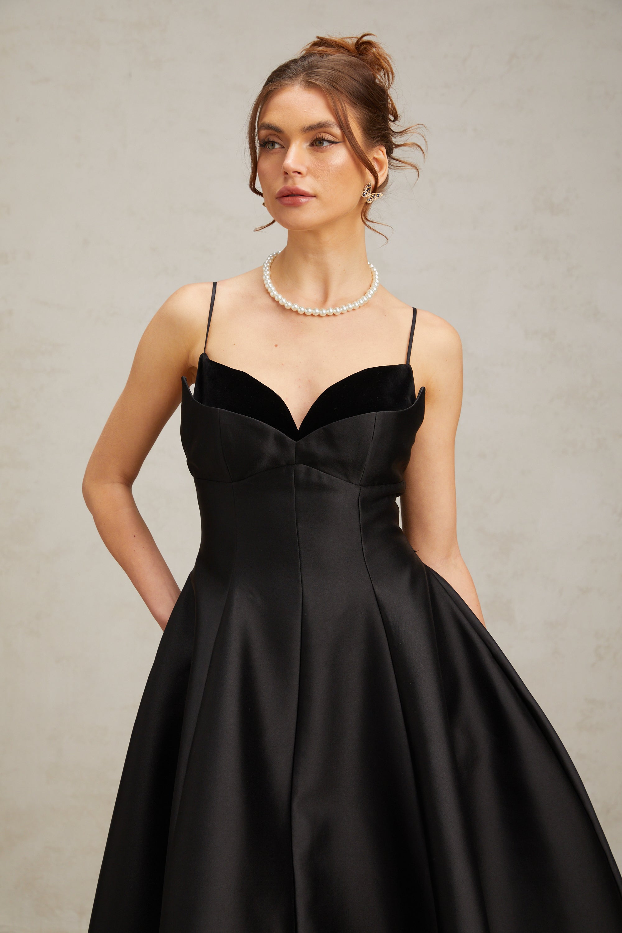 فستان روكسان متوسط الطول أسود اللون مطوي